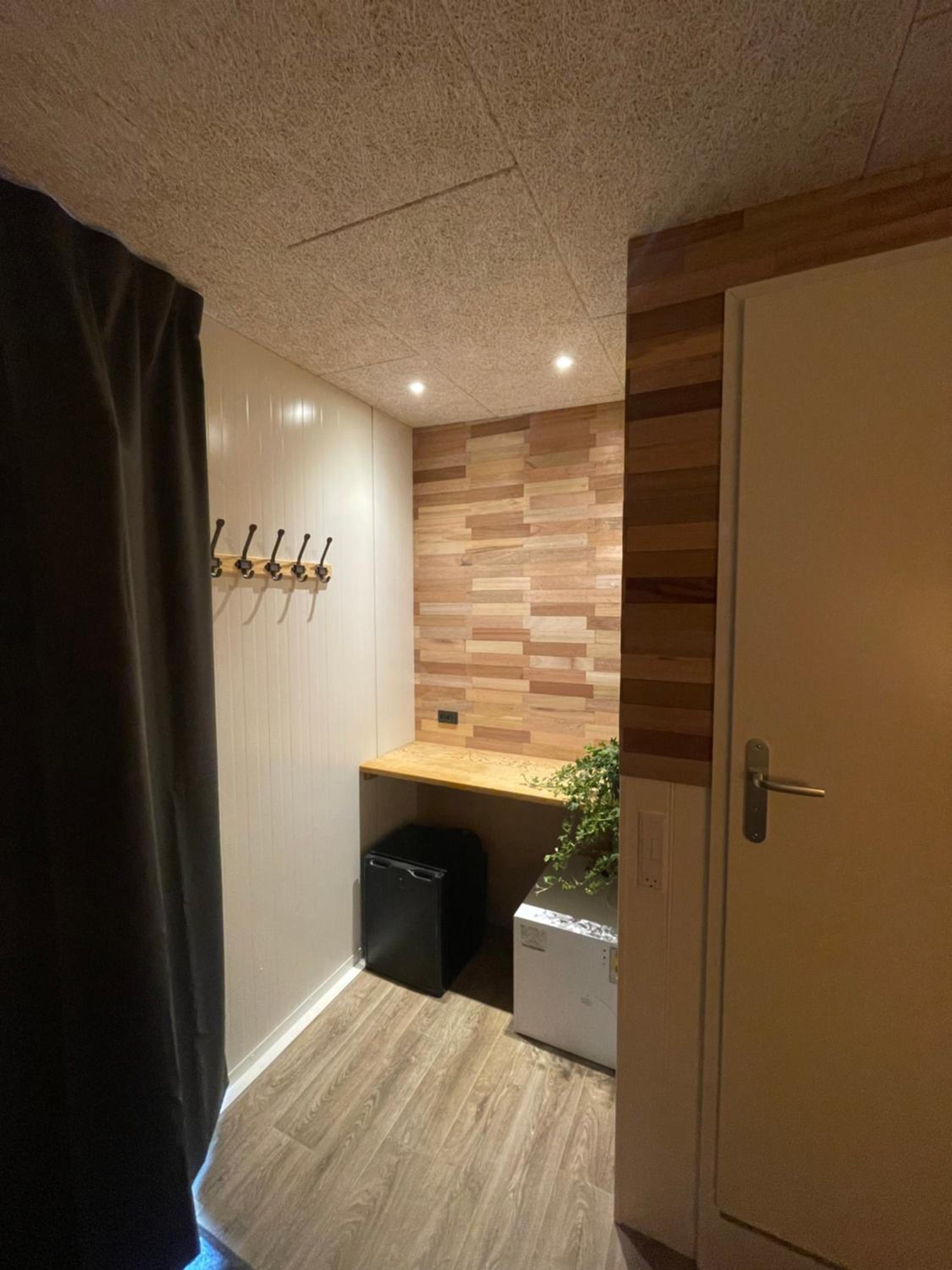 Double Room with Private Bathroom - Photo 9