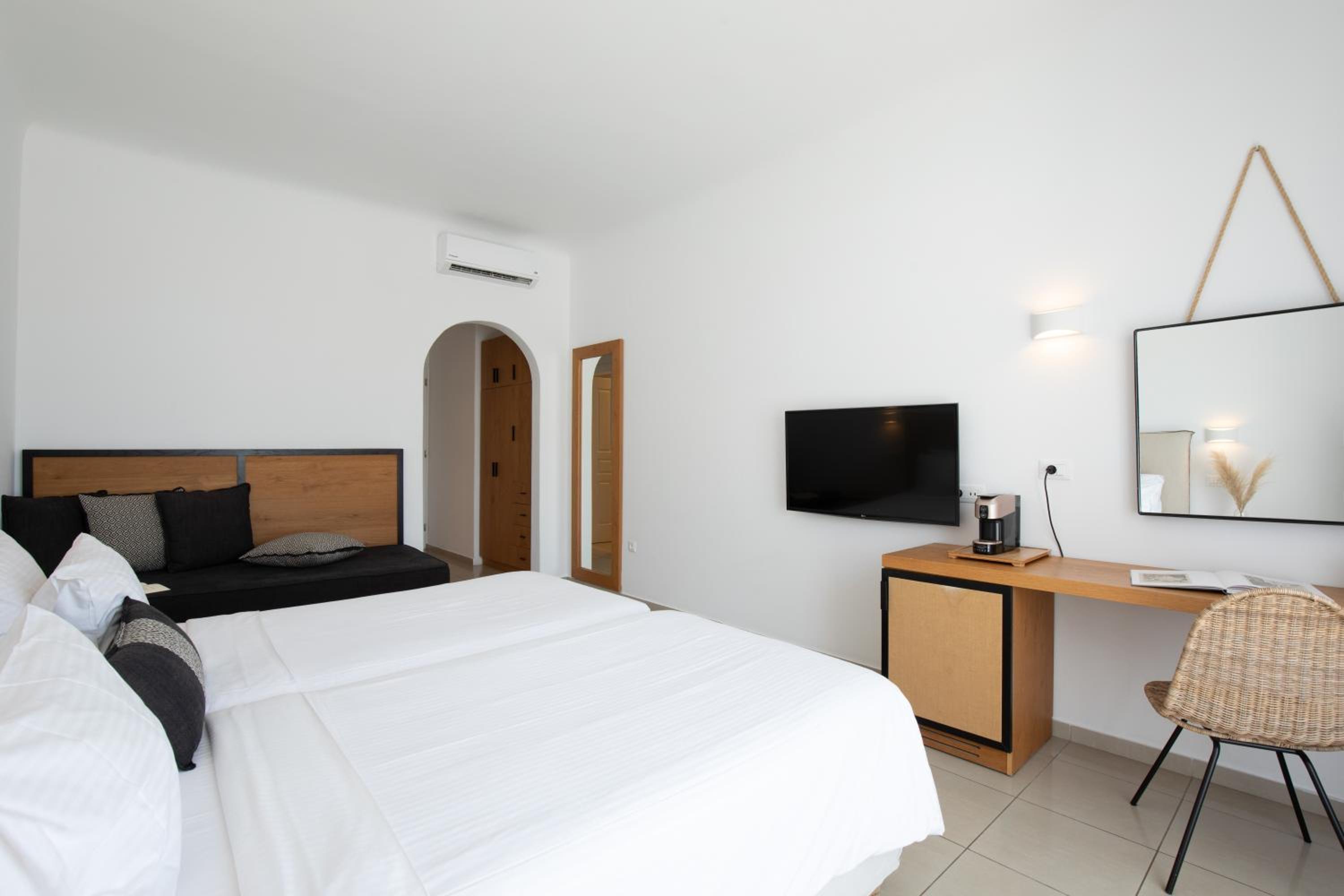 Deluxe Triple Room with Side Sea View - Photo 2