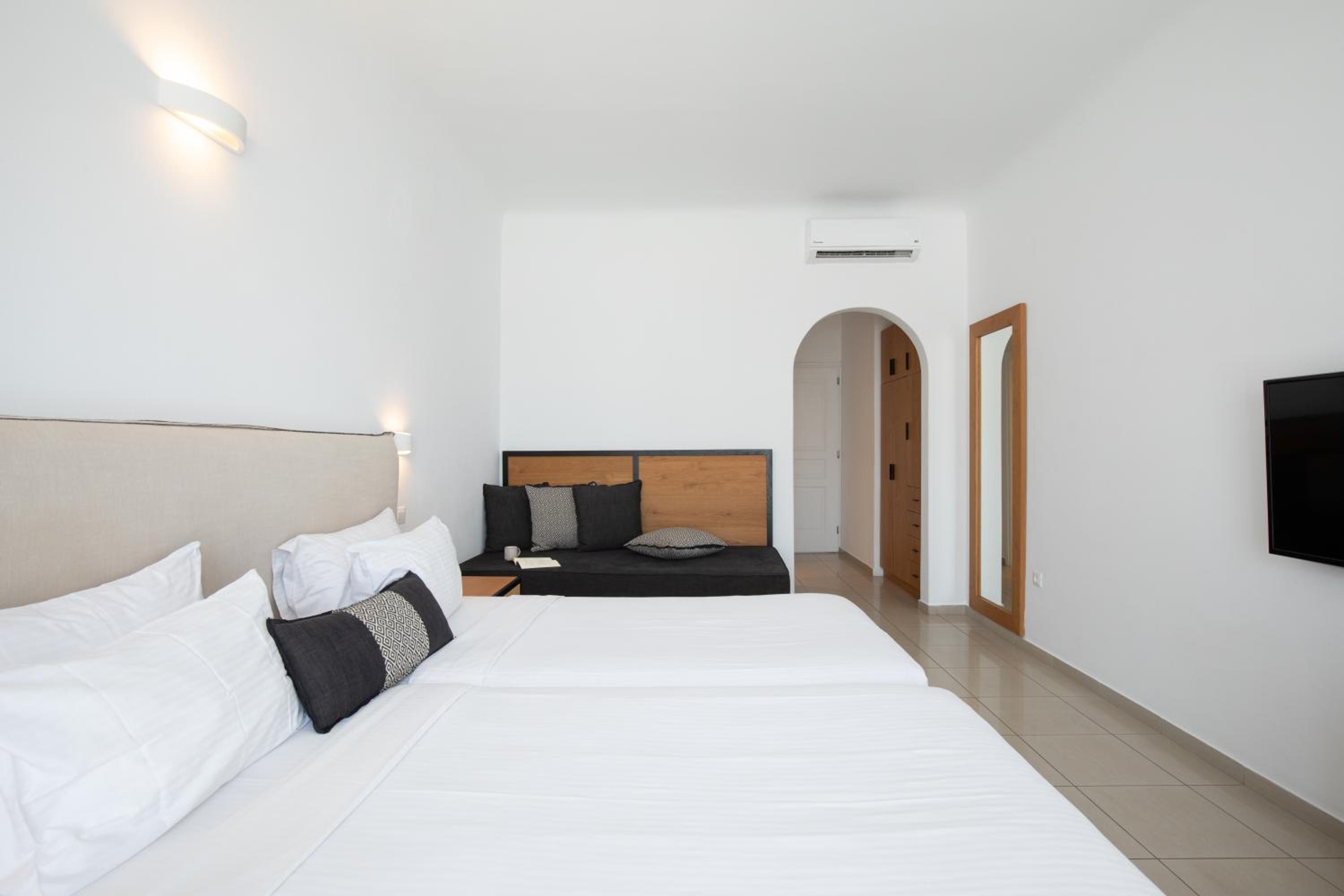 Deluxe Triple Room with Side Sea View - Photo 3