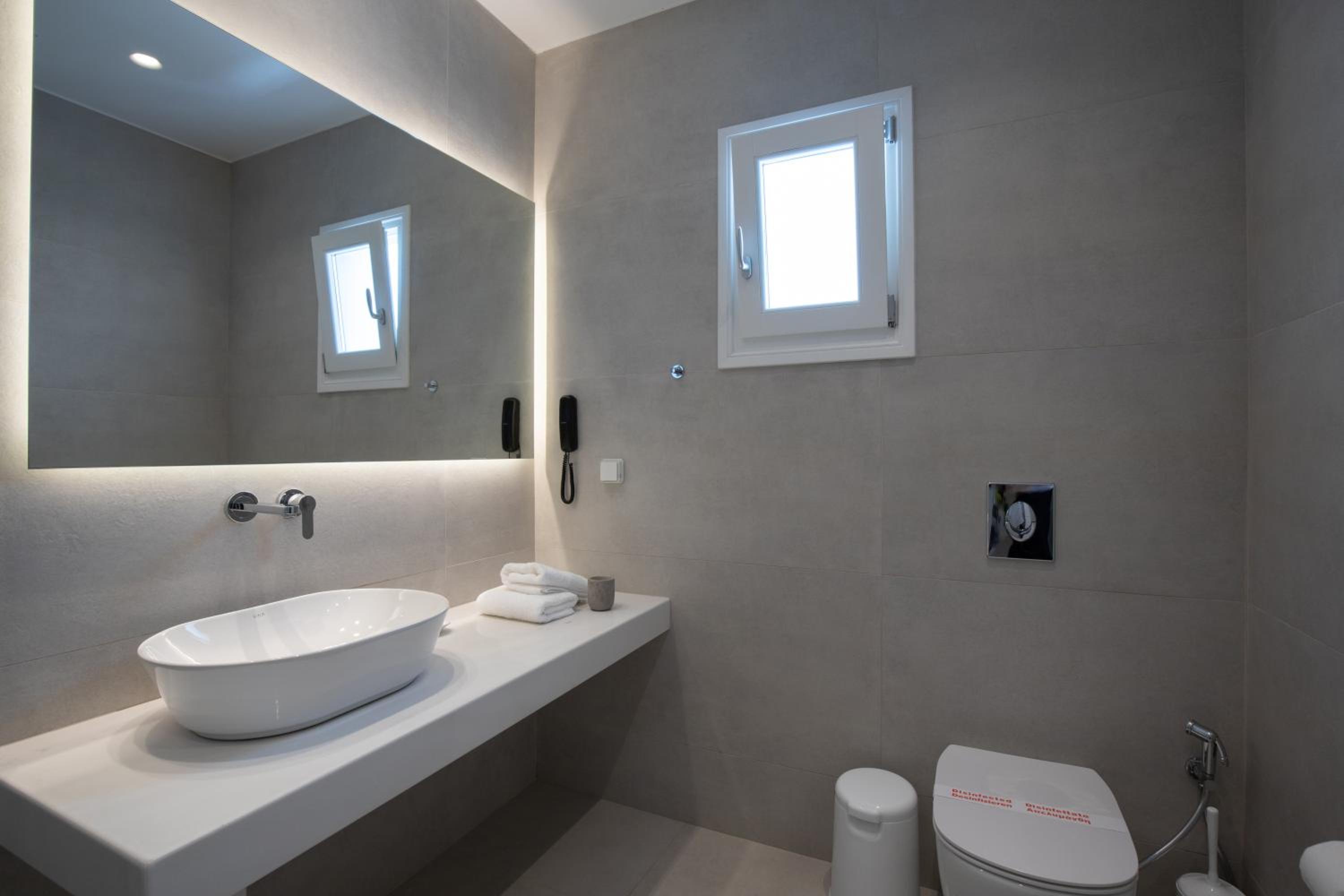Deluxe Triple Room with Side Sea View - Photo 4