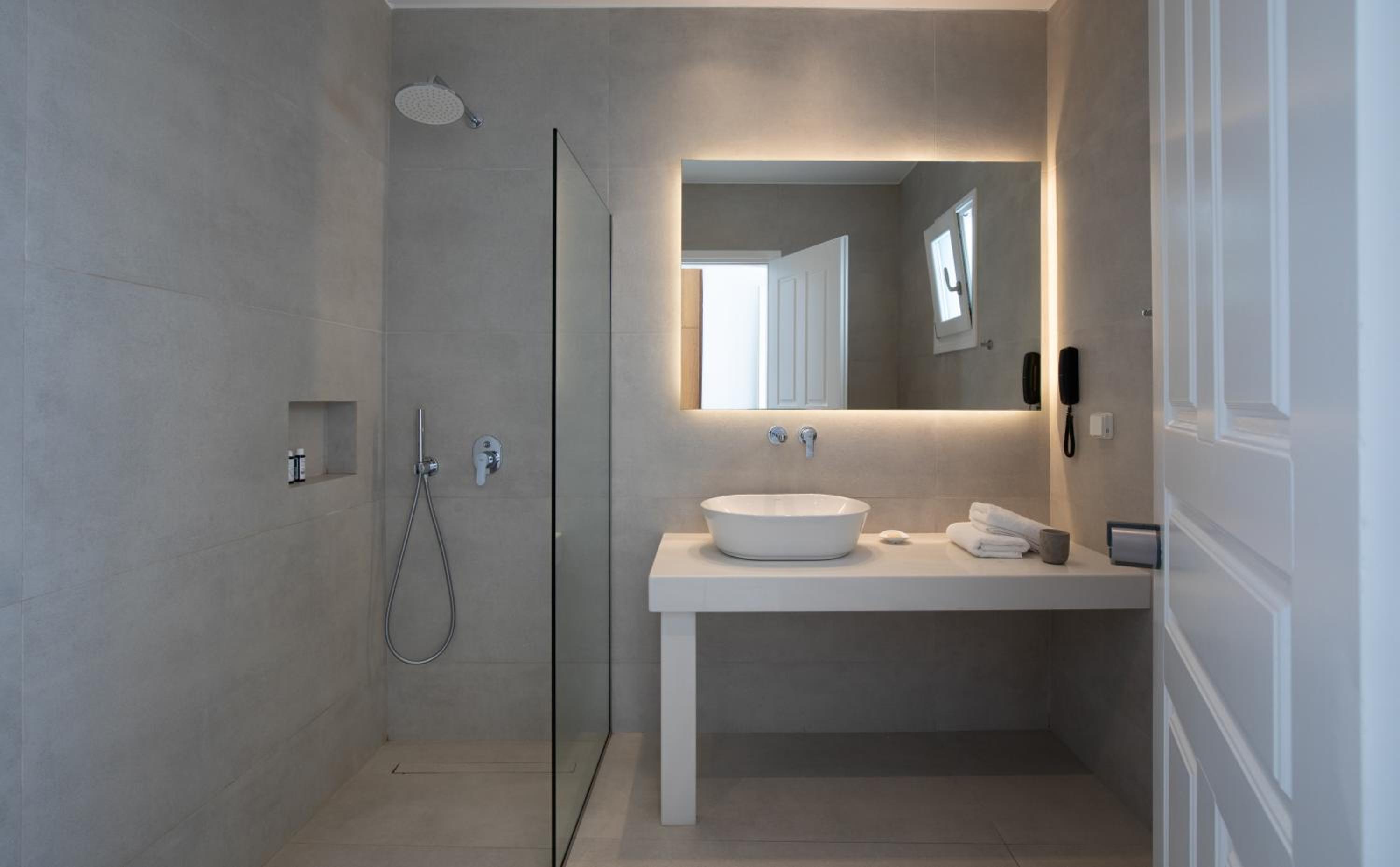 Deluxe Triple Room with Side Sea View - Photo 5