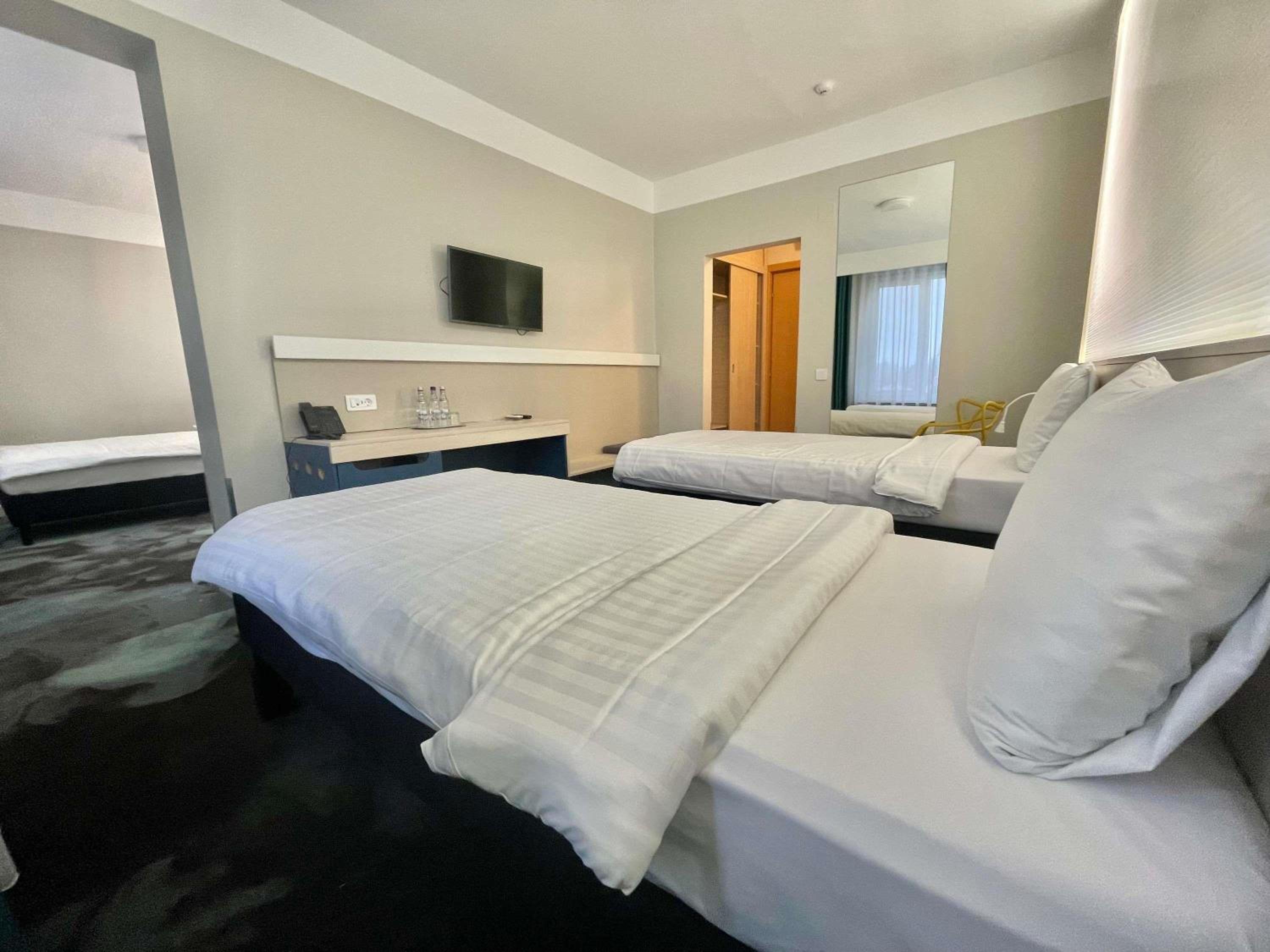 Standard Room With Three Single Beds photo 2