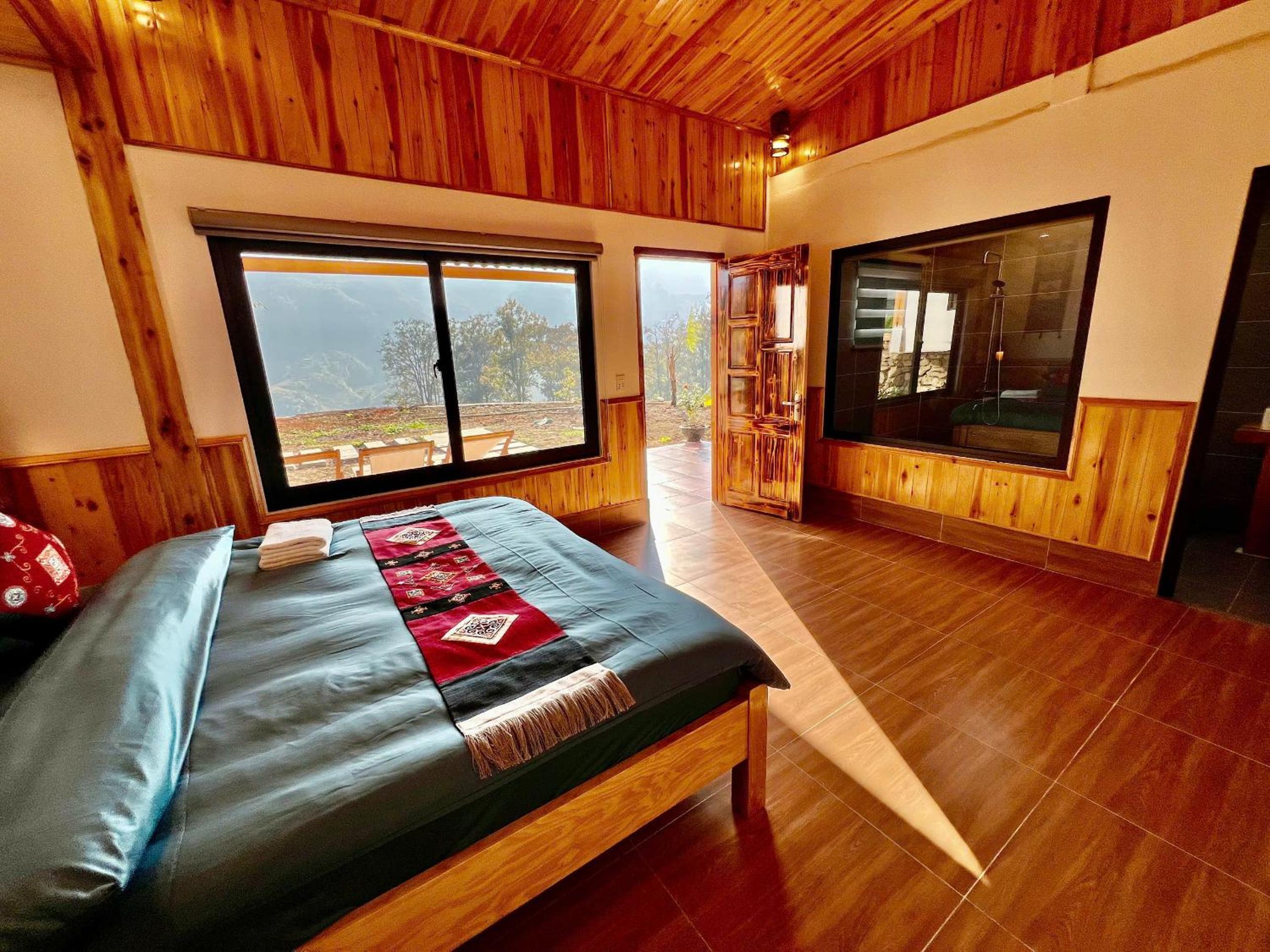 Deluxe King Room photo 2