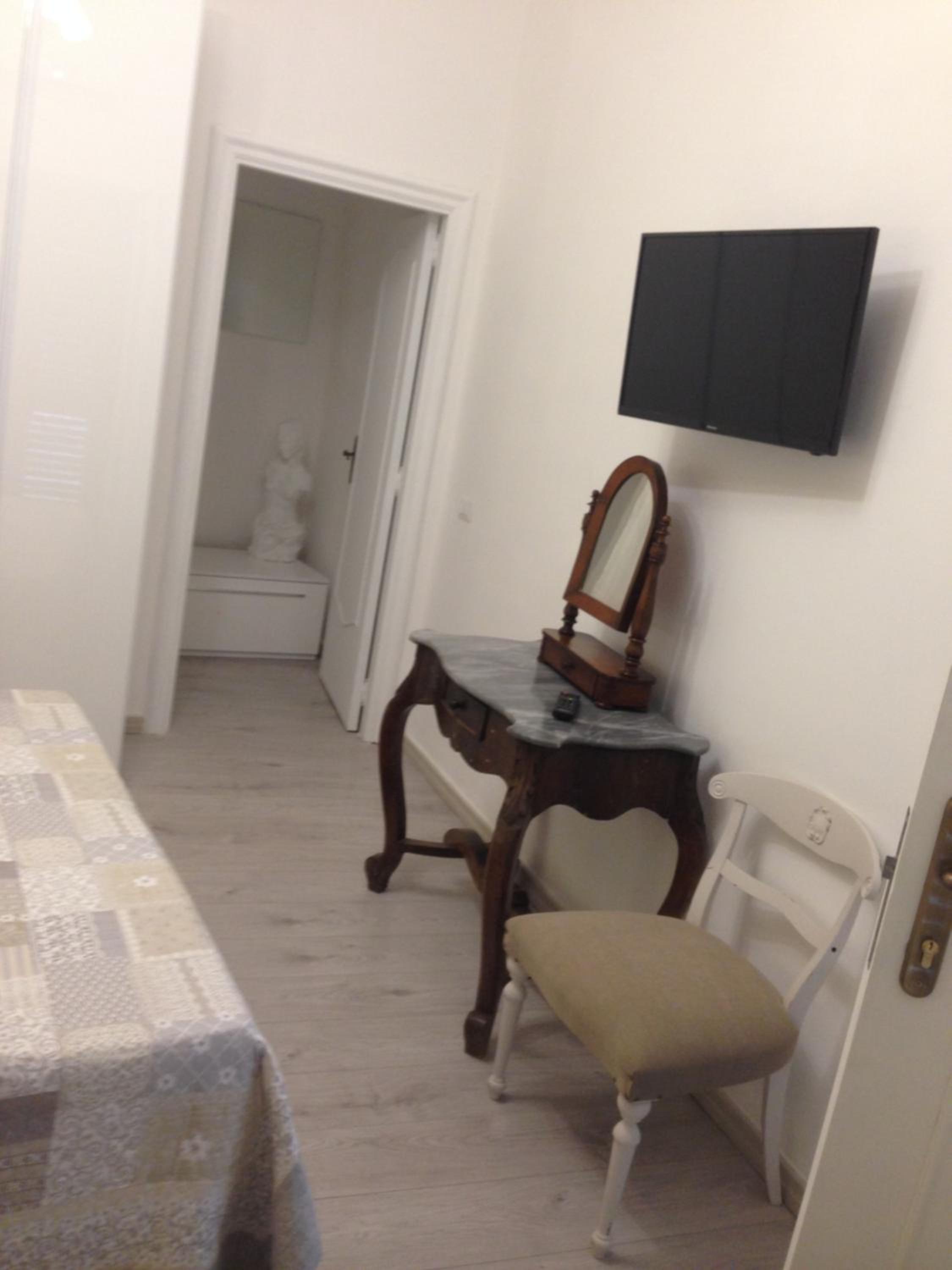Deluxe Room - Photo 8