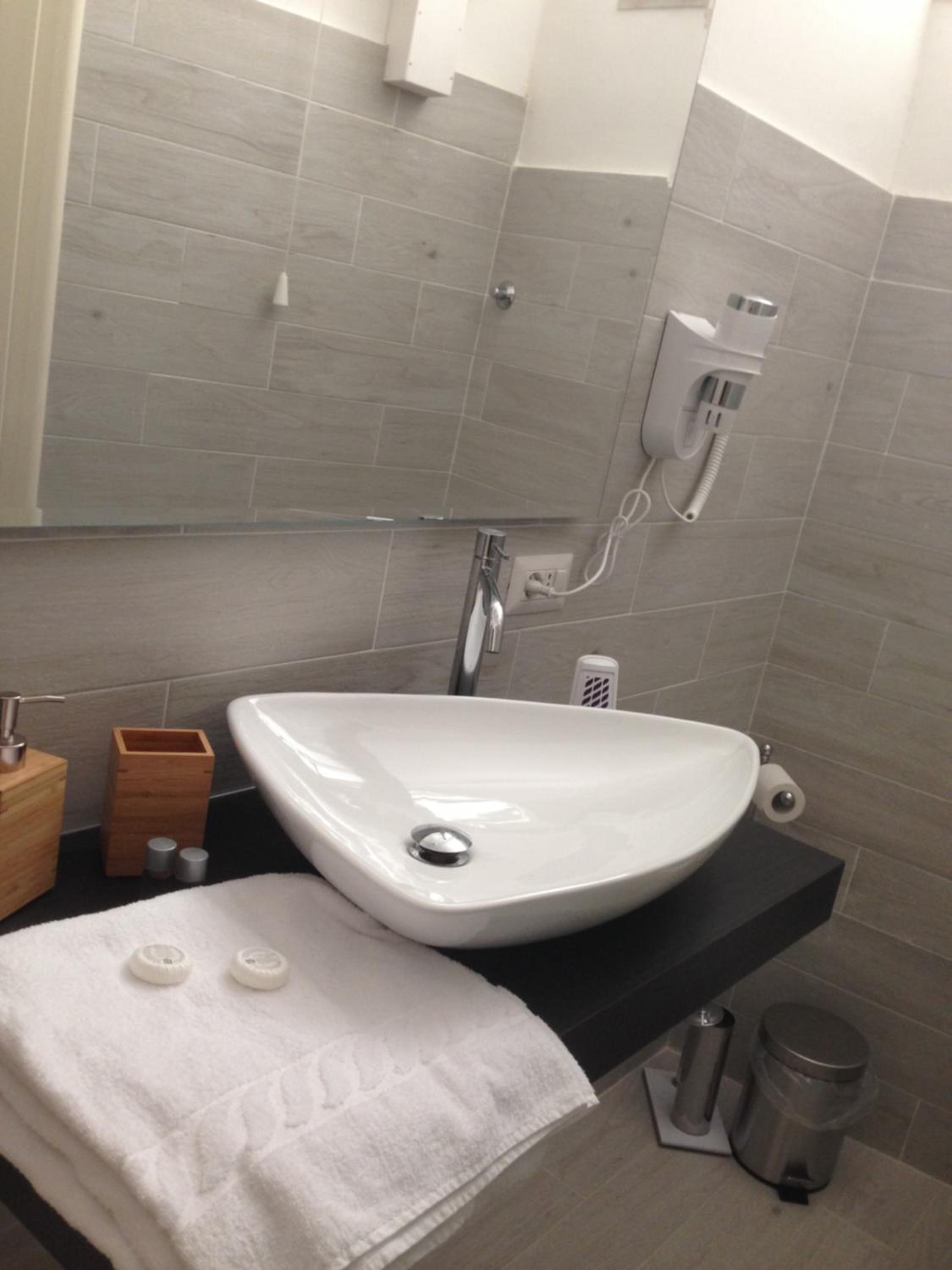 Deluxe Room - Photo 12