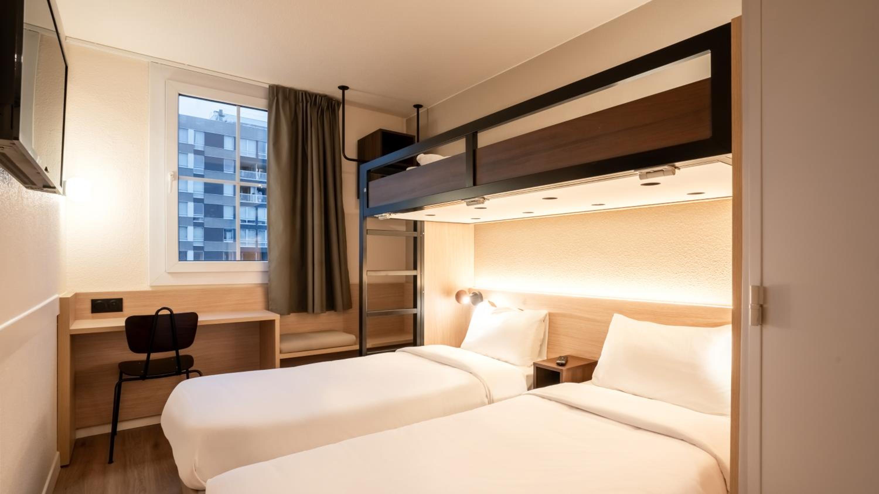 Standard Twin Room with One Bunk Bed photo 1