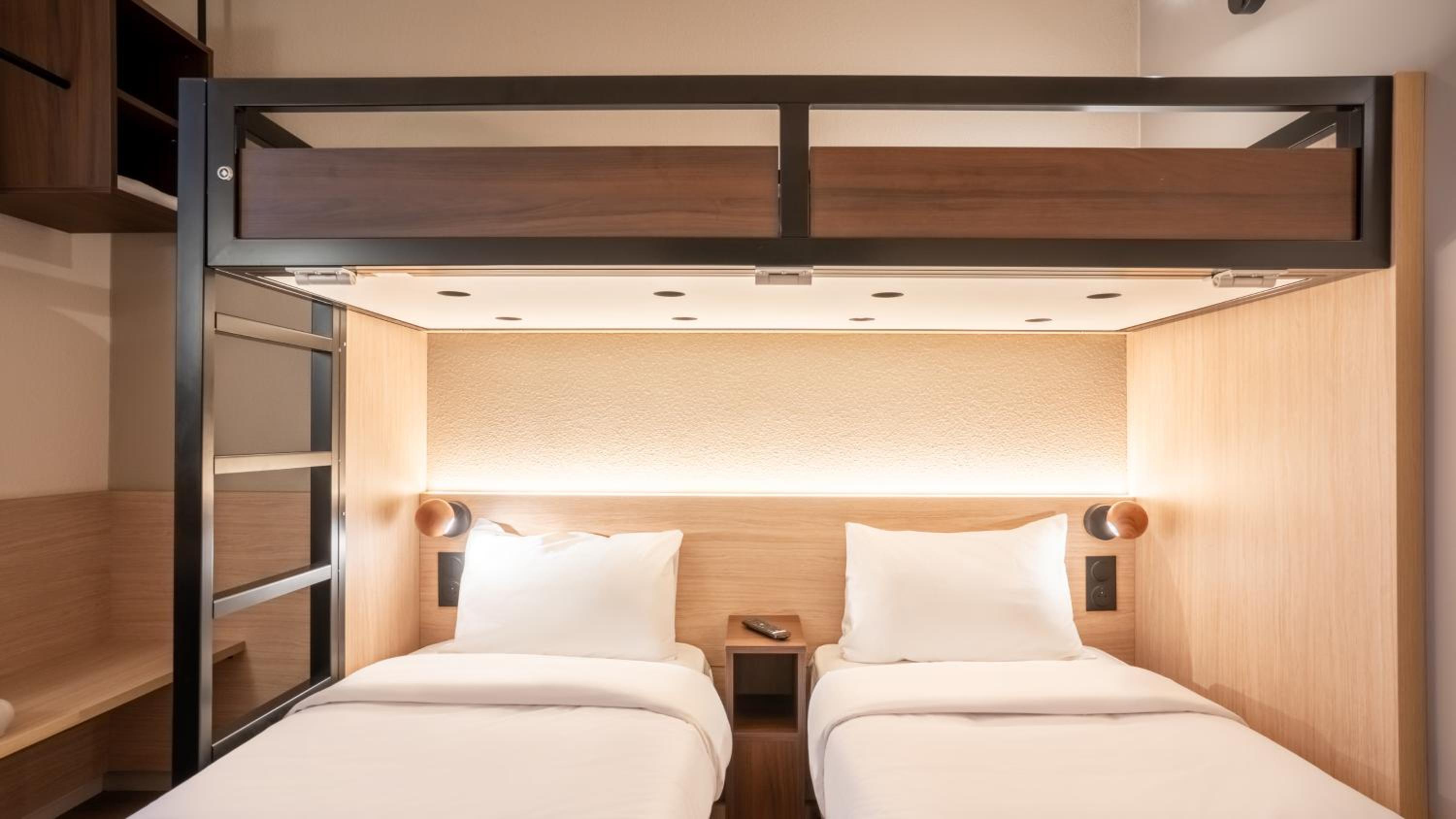 Standard Twin Room with One Bunk Bed photo 3