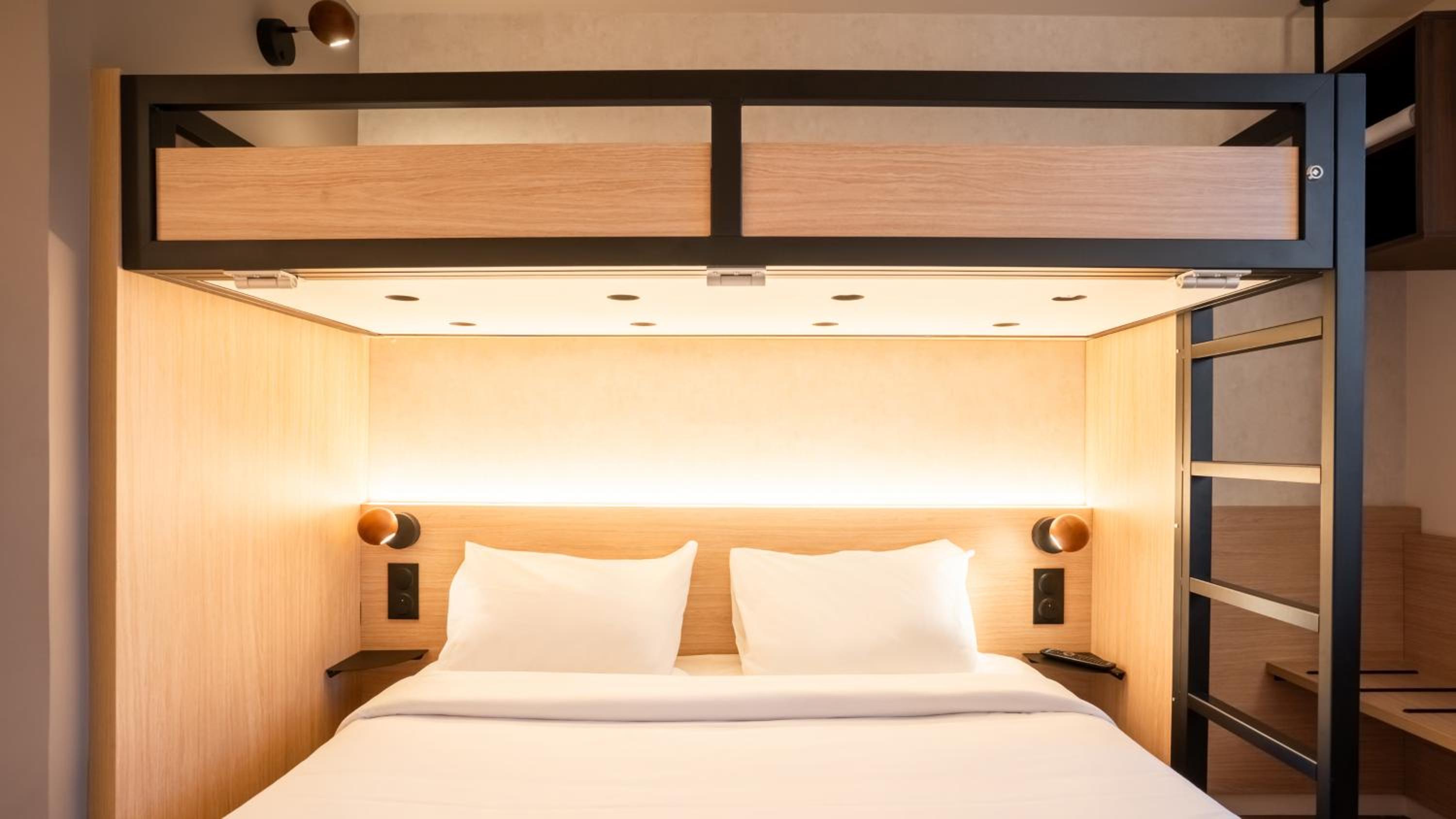 Standard Queen Room with One Bunk Bed - Photo 5