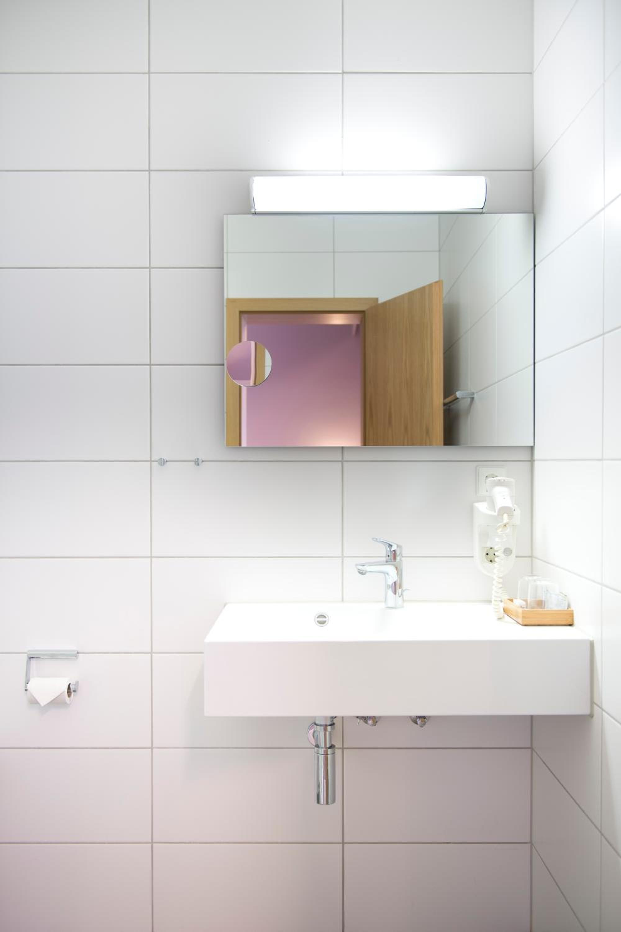 Double Room with Private Bathroom - Photo 4