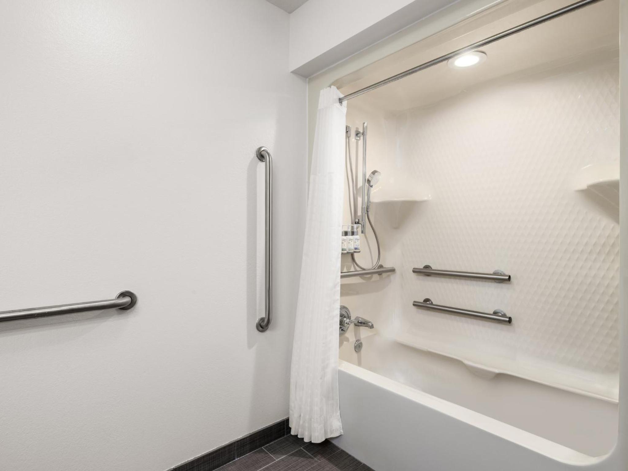 Standard King Room with Communications and Mobility Accessible Tub - Photo 2