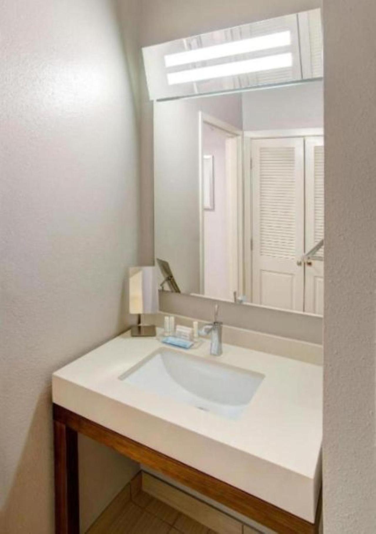 King Room with Sofa Bed and Adapted Tub - Mobility and Hearing Accessible photo 2