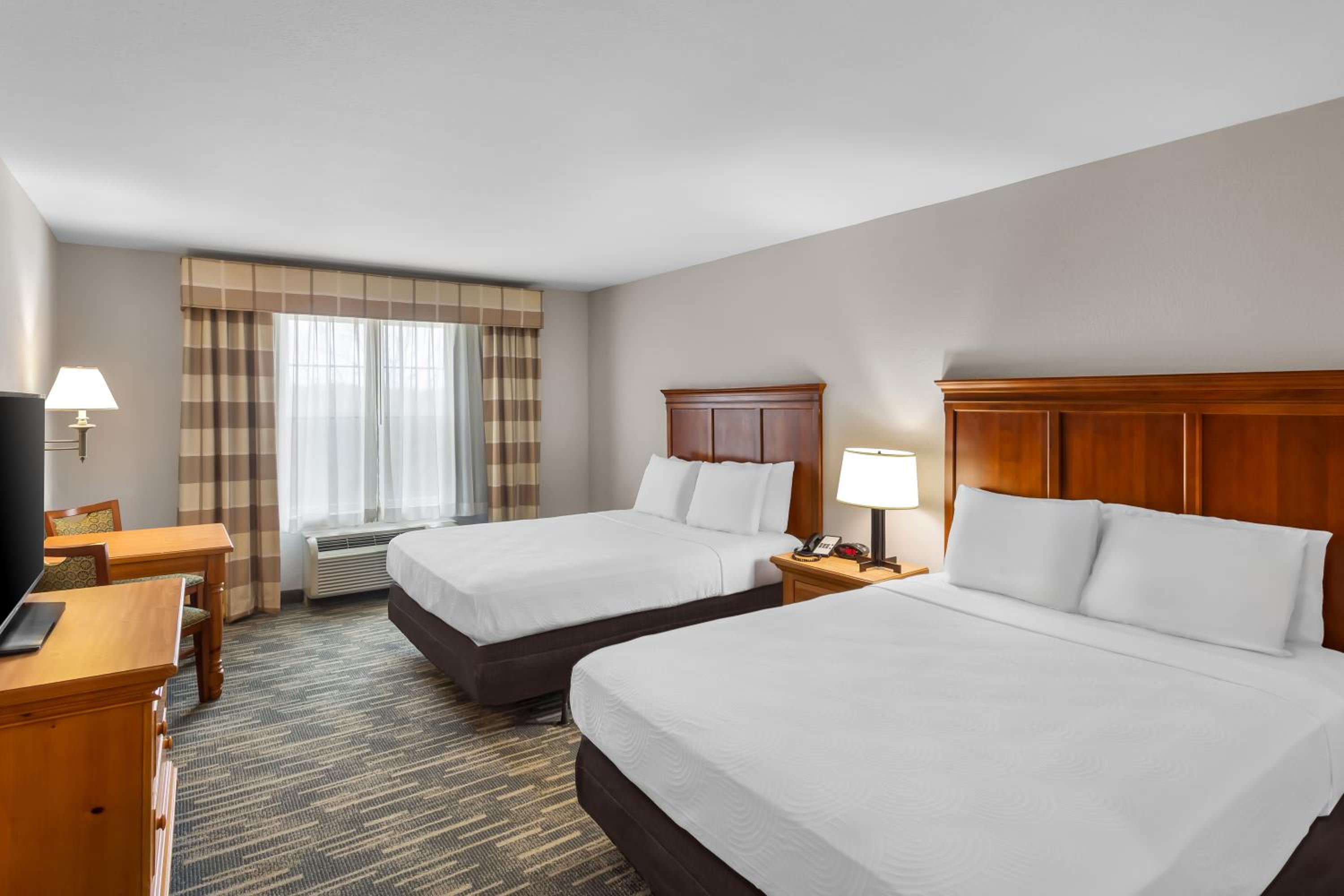One-Bedroom Suite with Two Queen Beds - Non-Smoking - Photo 2