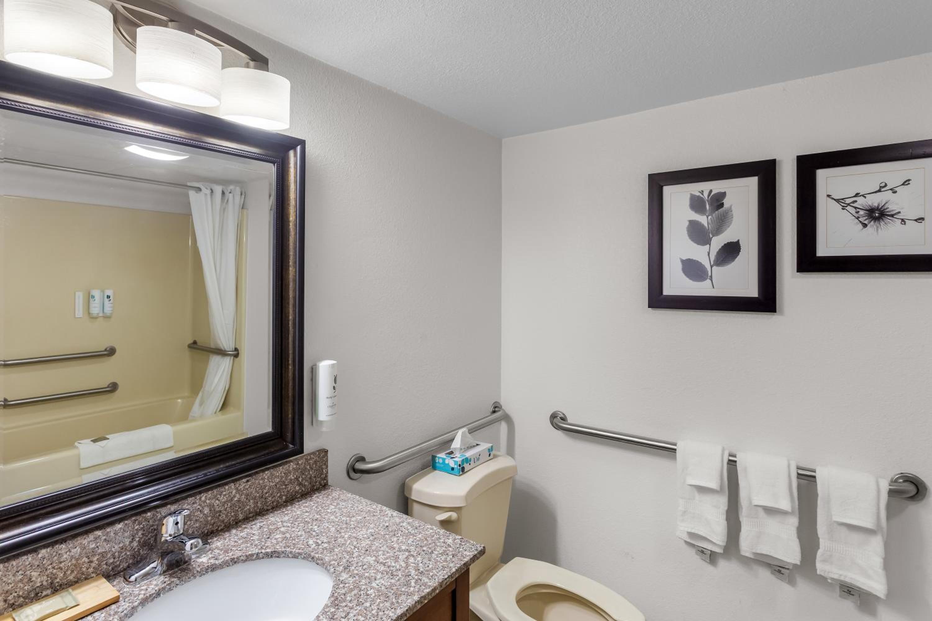 Queen Suite with Two Queen Beds and Sofa bed - Disability Access/Non Smoking - Photo 2