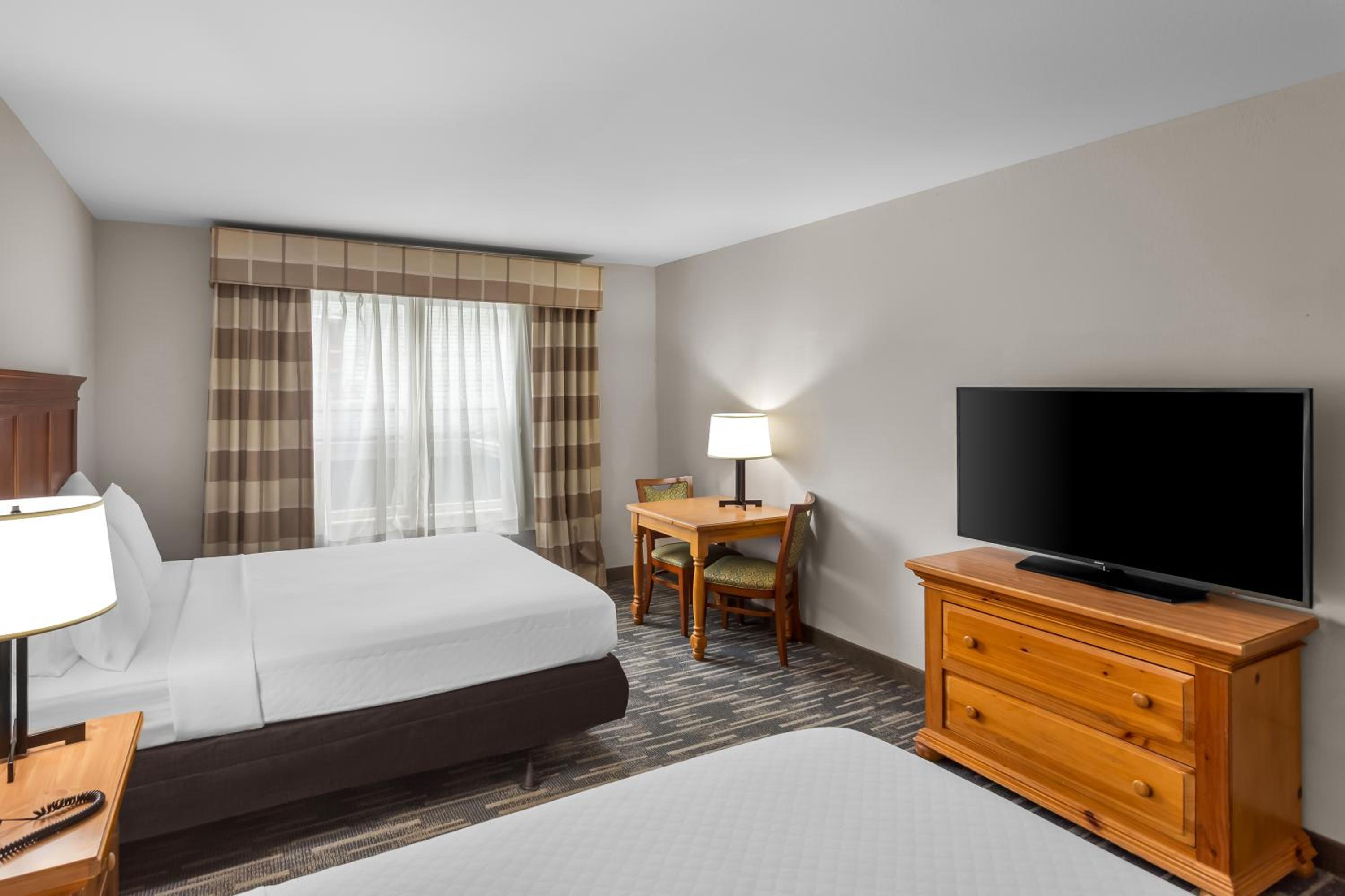 Queen Suite with Two Queen Beds and Sofa bed - Disability Access/Non Smoking - Photo 3