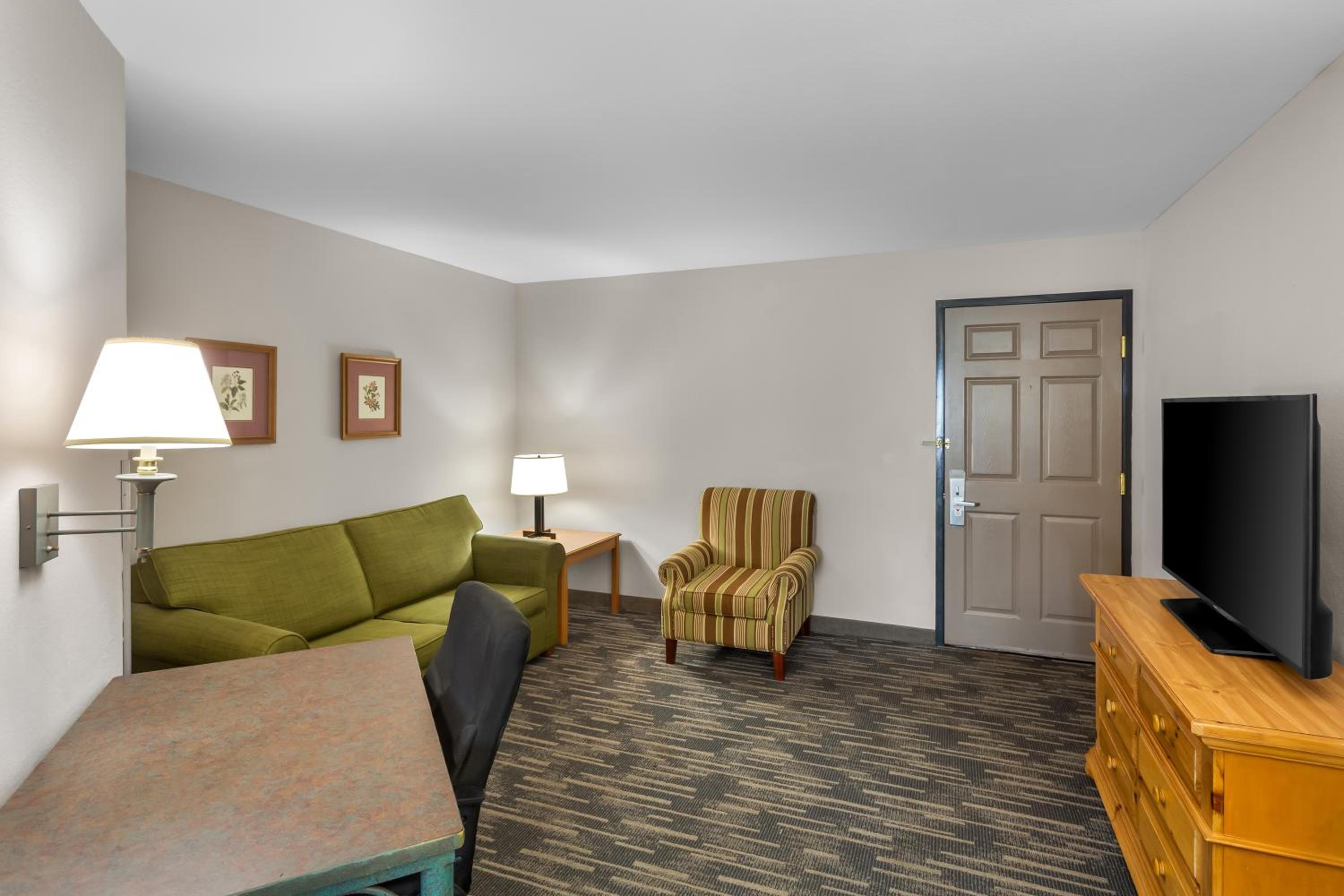 Queen Suite with Two Queen Beds and Sofa bed - Disability Access/Non Smoking - Photo 4