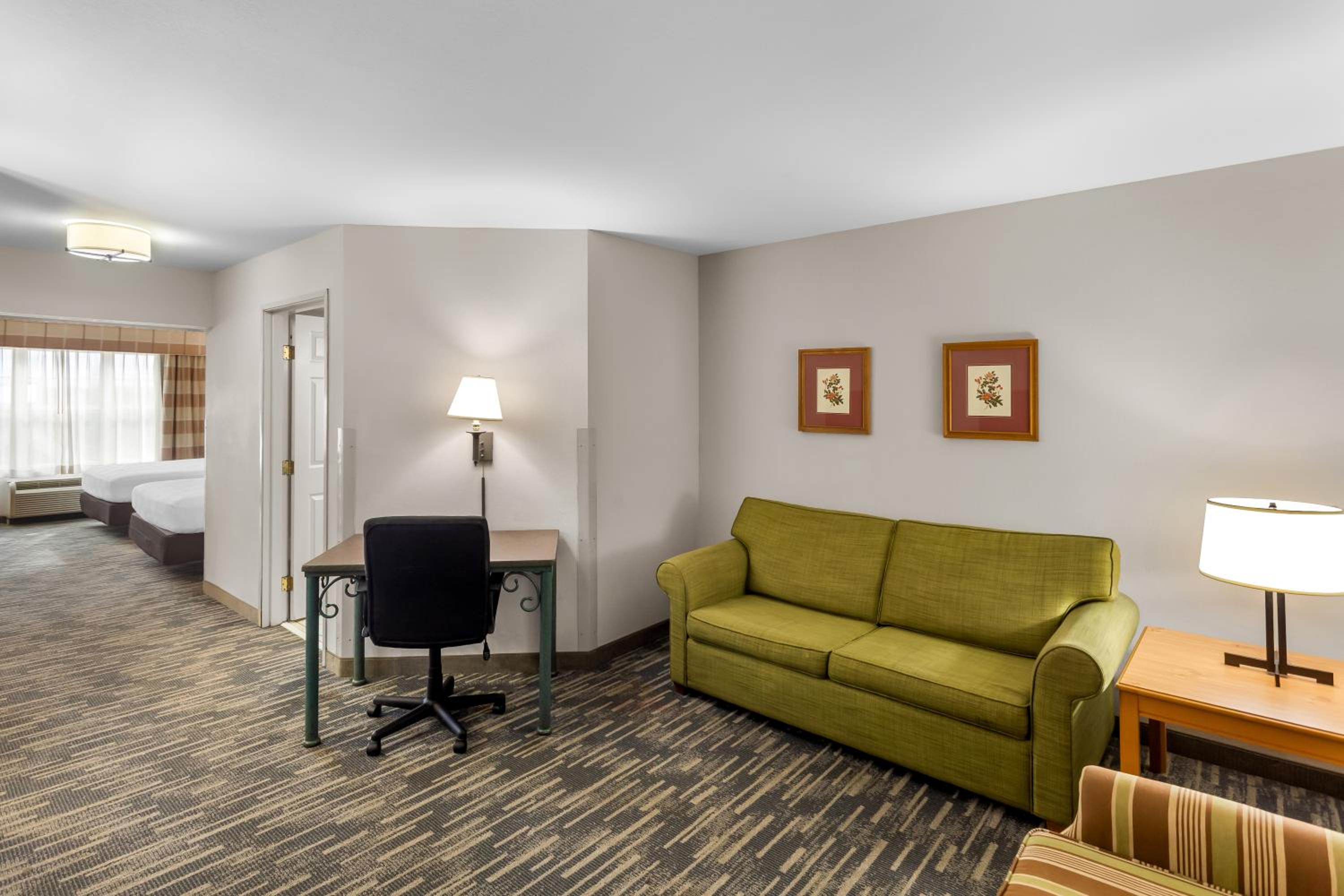 One-Bedroom Suite with Two Queen Beds - Non-Smoking - Photo 3