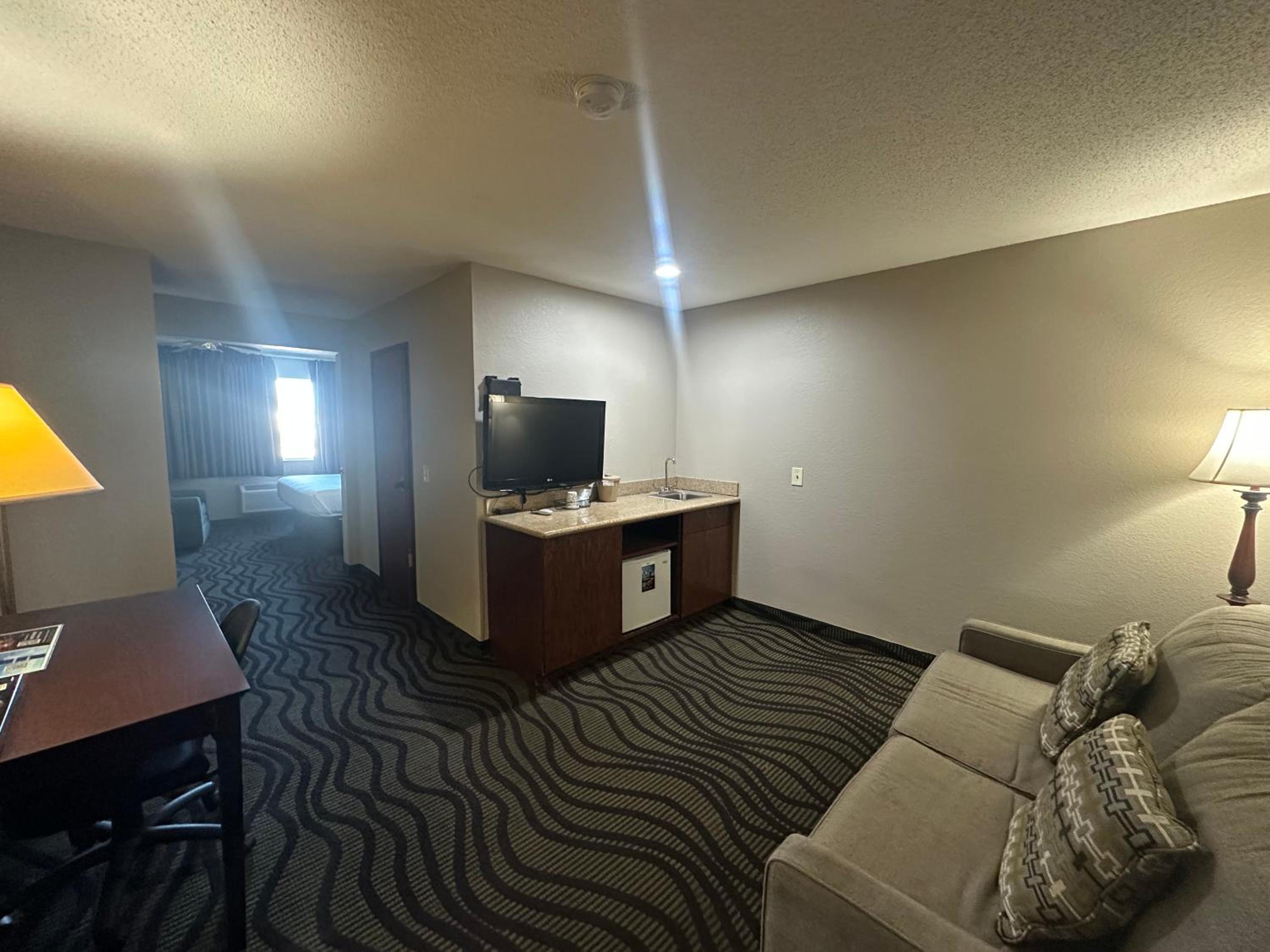 King Suite - Non-Smoking - Photo 2