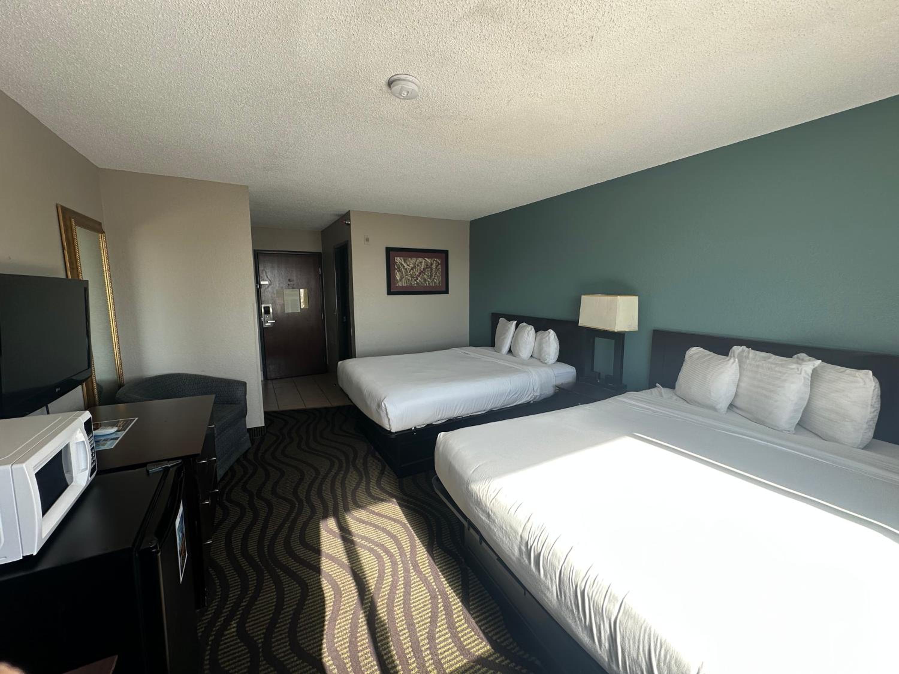 Queen Room with Two Queen Beds - Non-Smoking - Photo 1