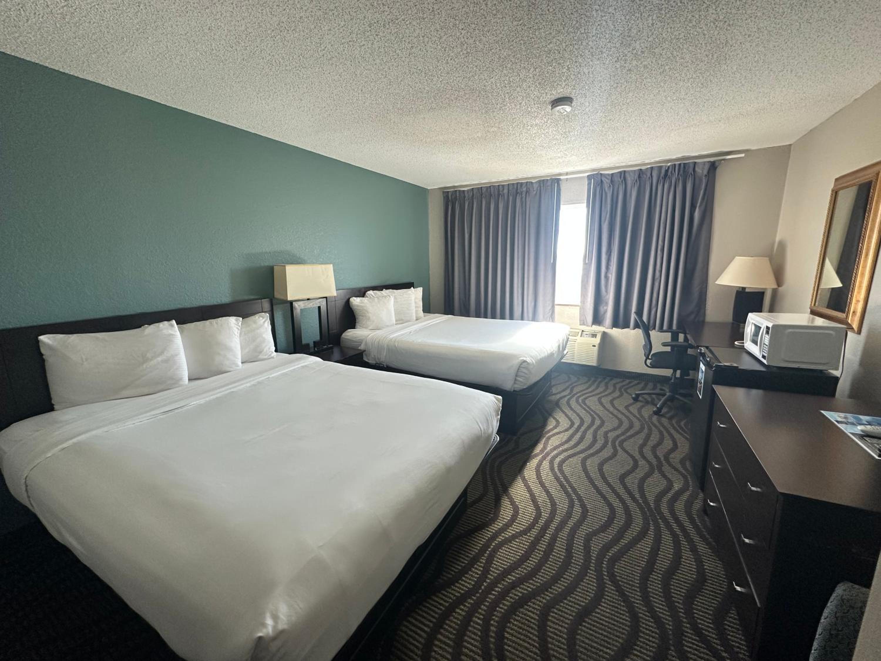 Queen Room with Two Queen Beds - Non-Smoking - Photo 4