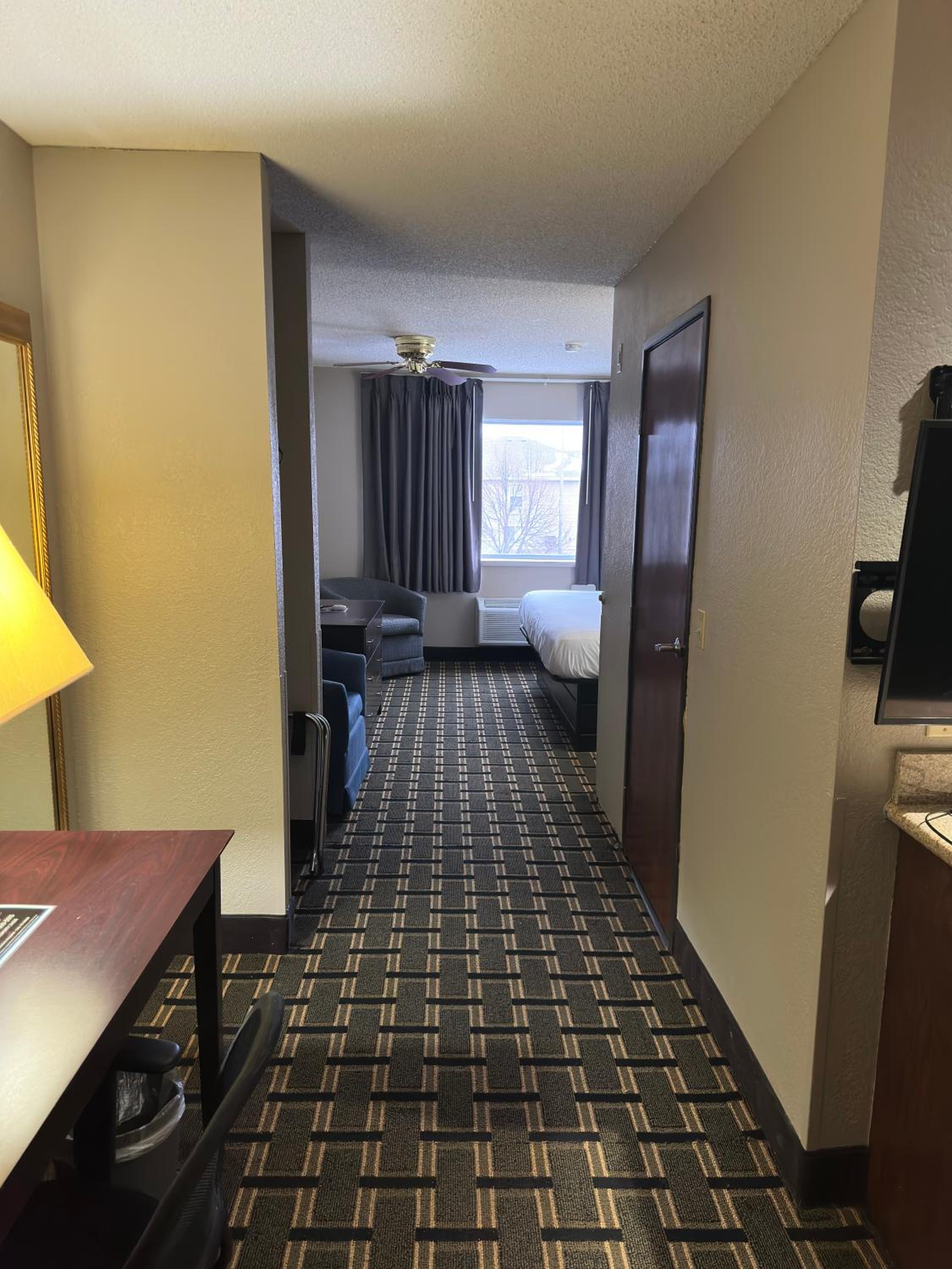 King Suite - Non-Smoking - Photo 3
