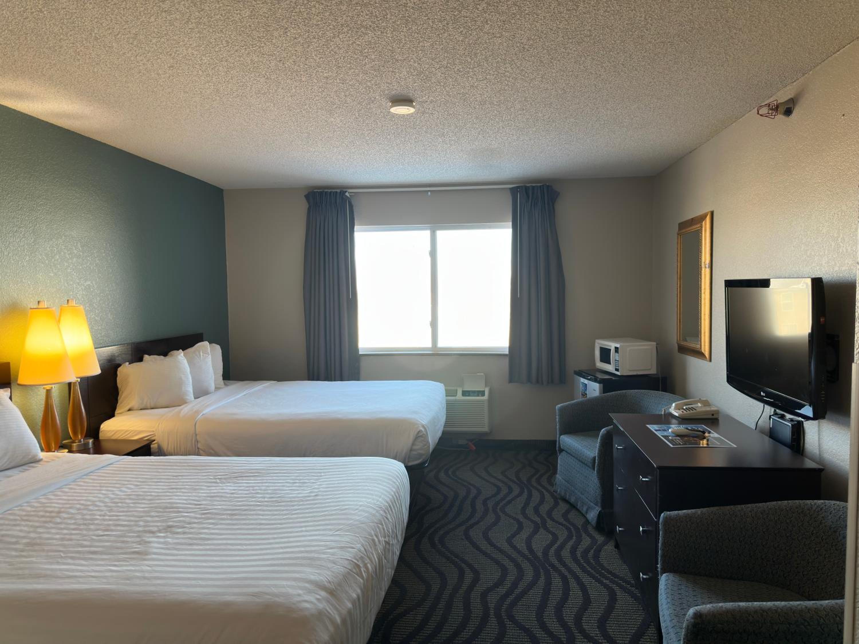 Queen Room with Two Queen Beds - Non-Smoking - Photo 2