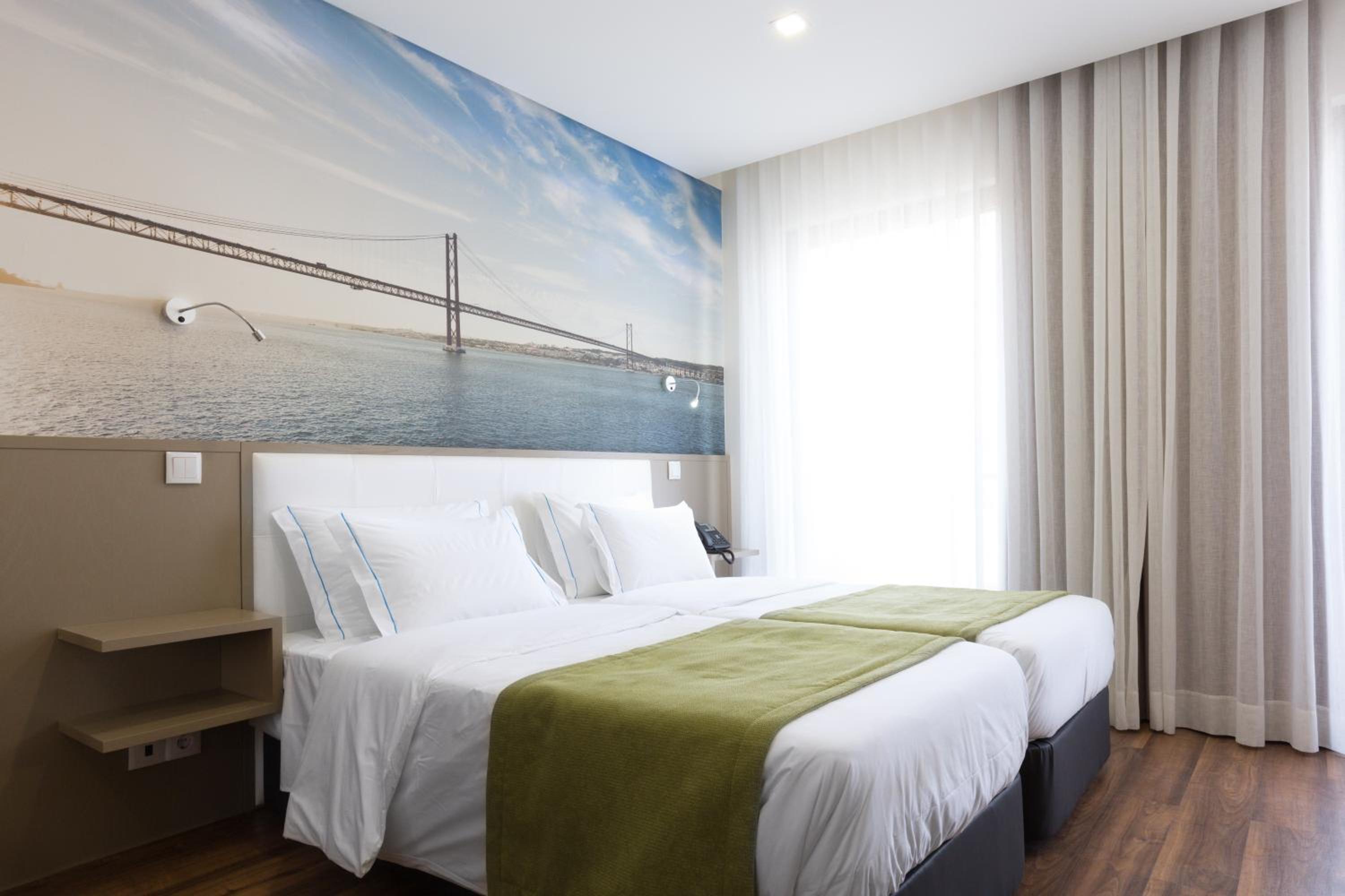 Twin Room thumbnail 6