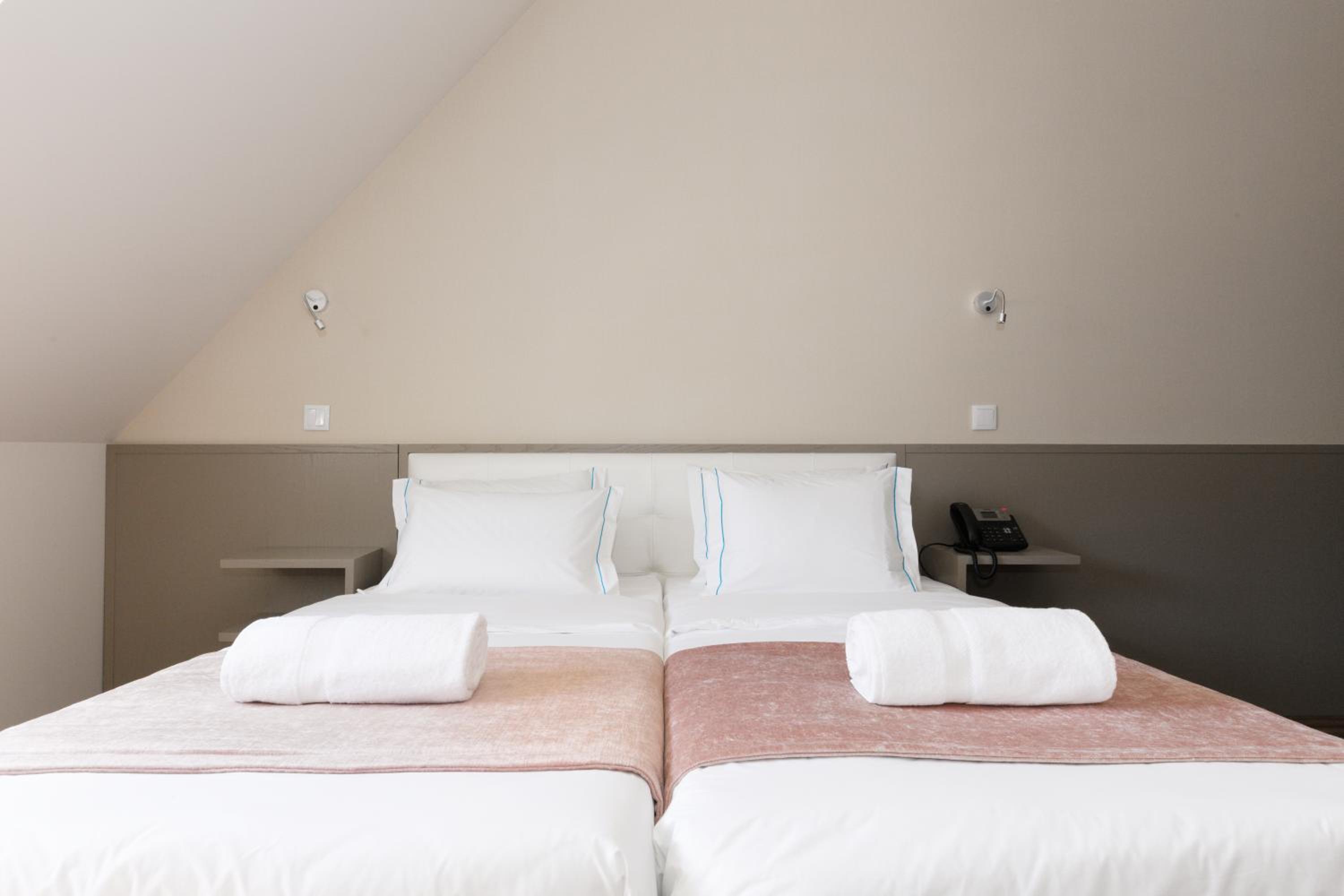 Twin Room thumbnail 5