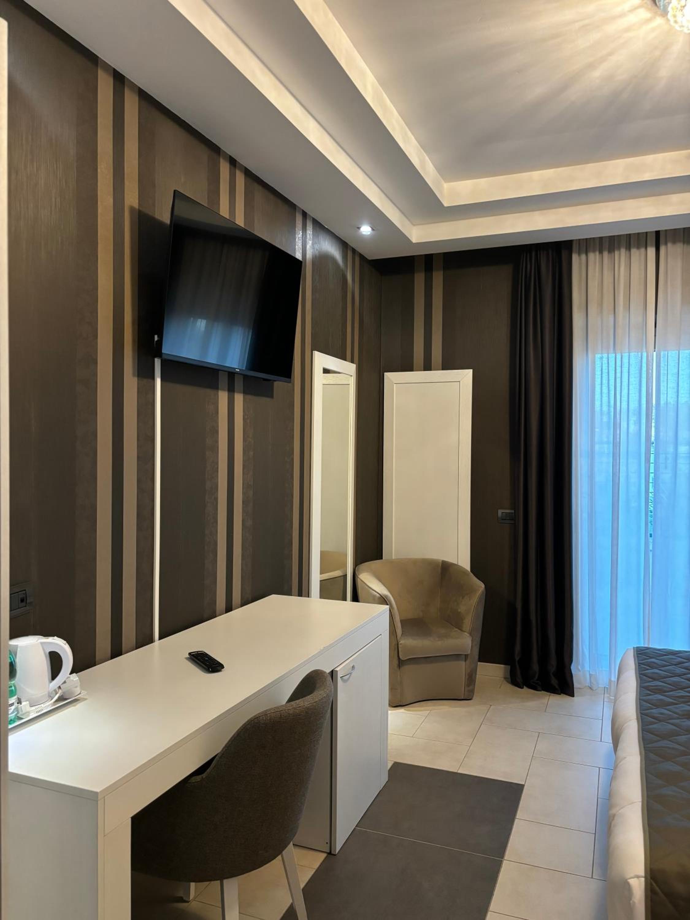 Deluxe Double Room with Balcony photo 3