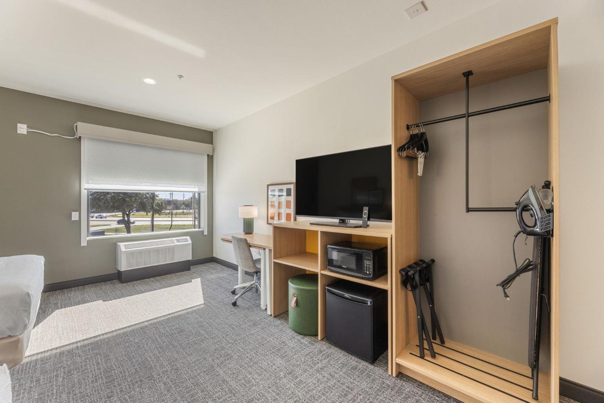 Room with Two Queen Beds and Bath Tub - Mobility and Hearing Accessible photo 3