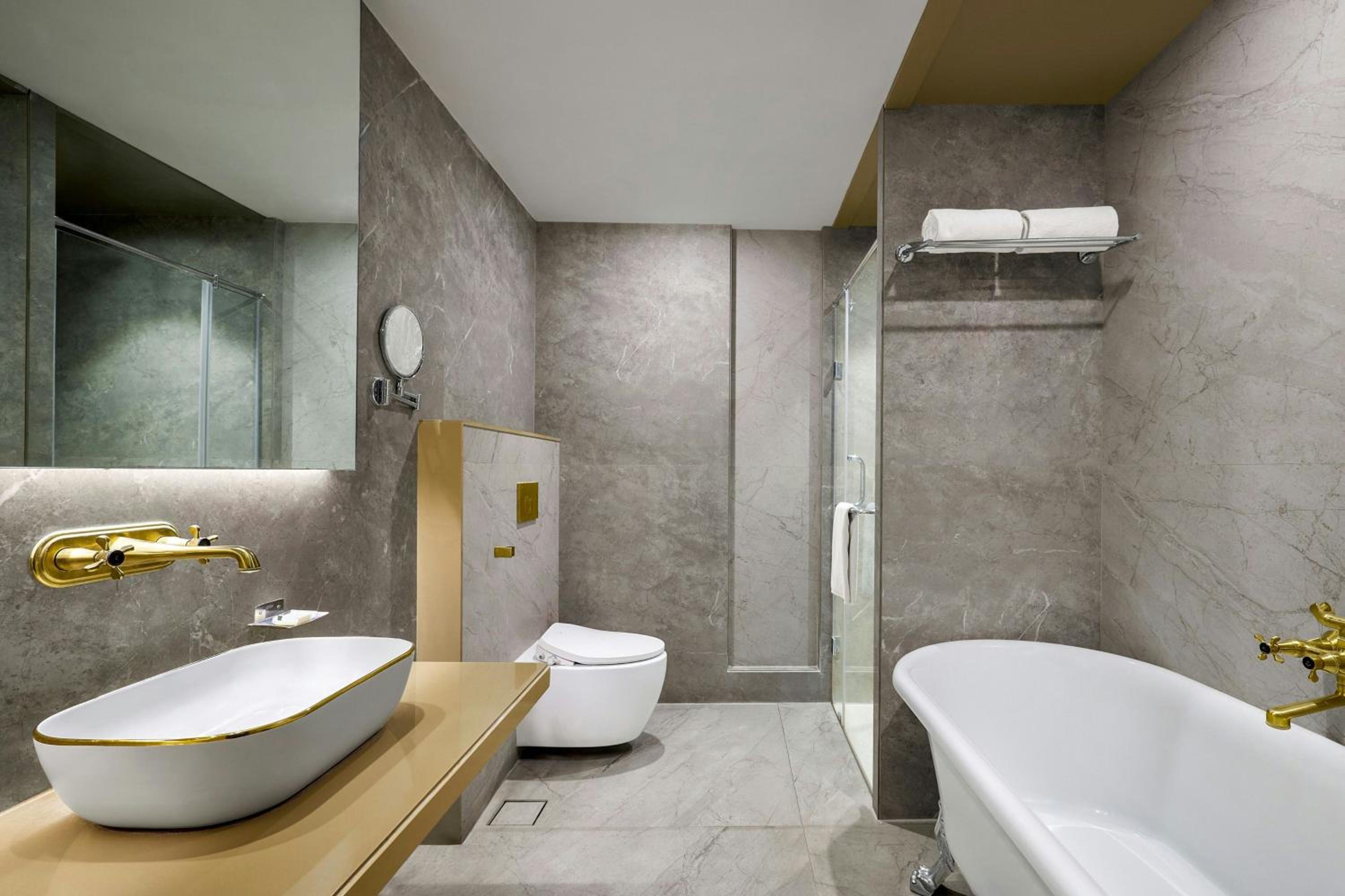 Fern Classic King Suite with Limited View