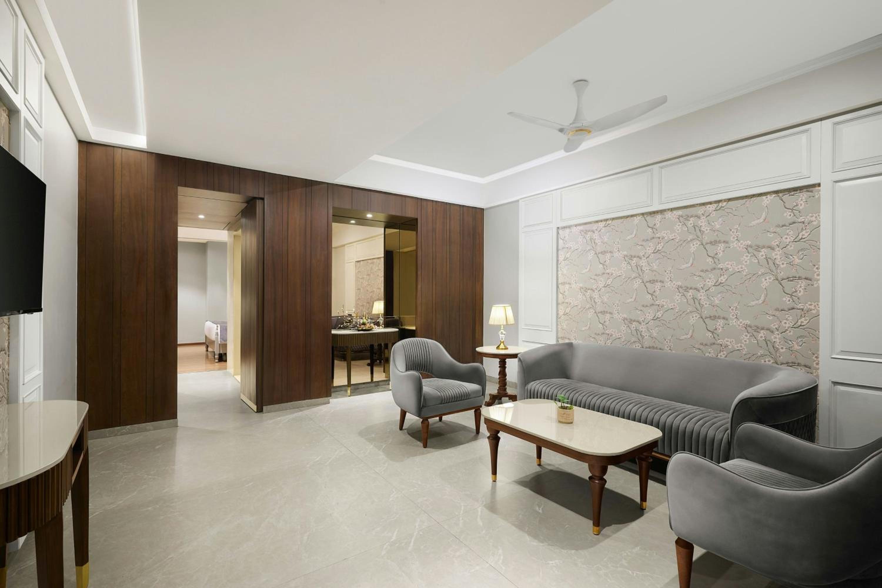Fern Classic King Suite with Limited View photo 2