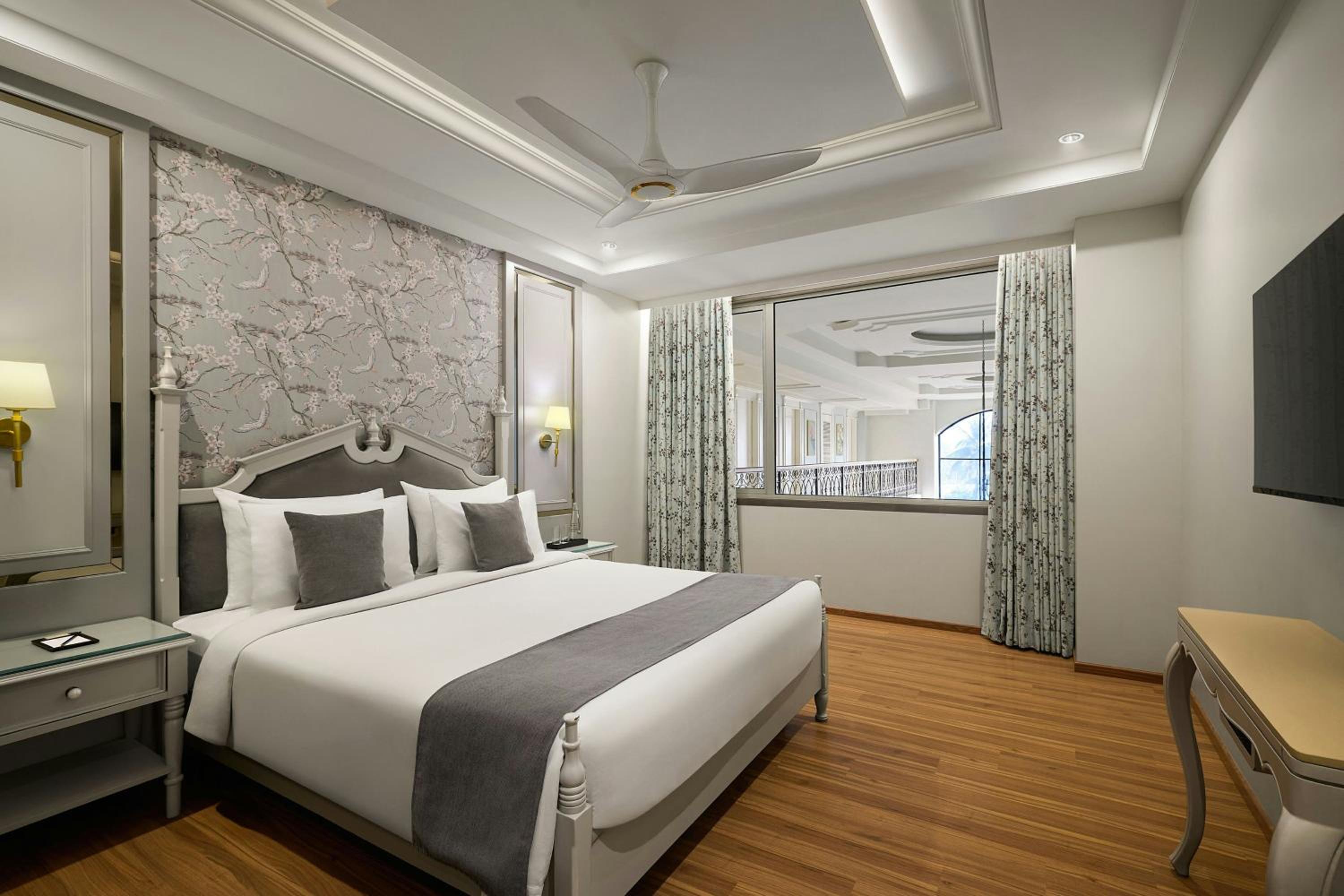 Fern Classic King Suite with Limited View photo 3