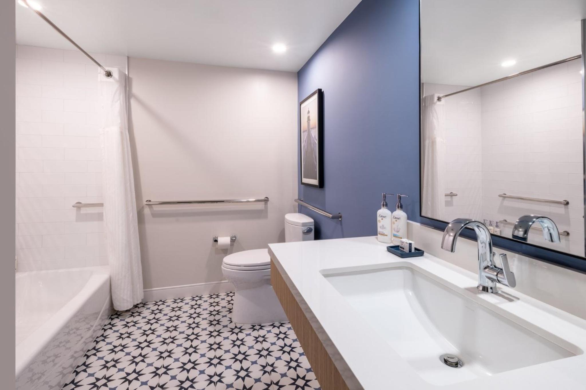 King Room with Accessible Tub - Mobility Access - Photo 1