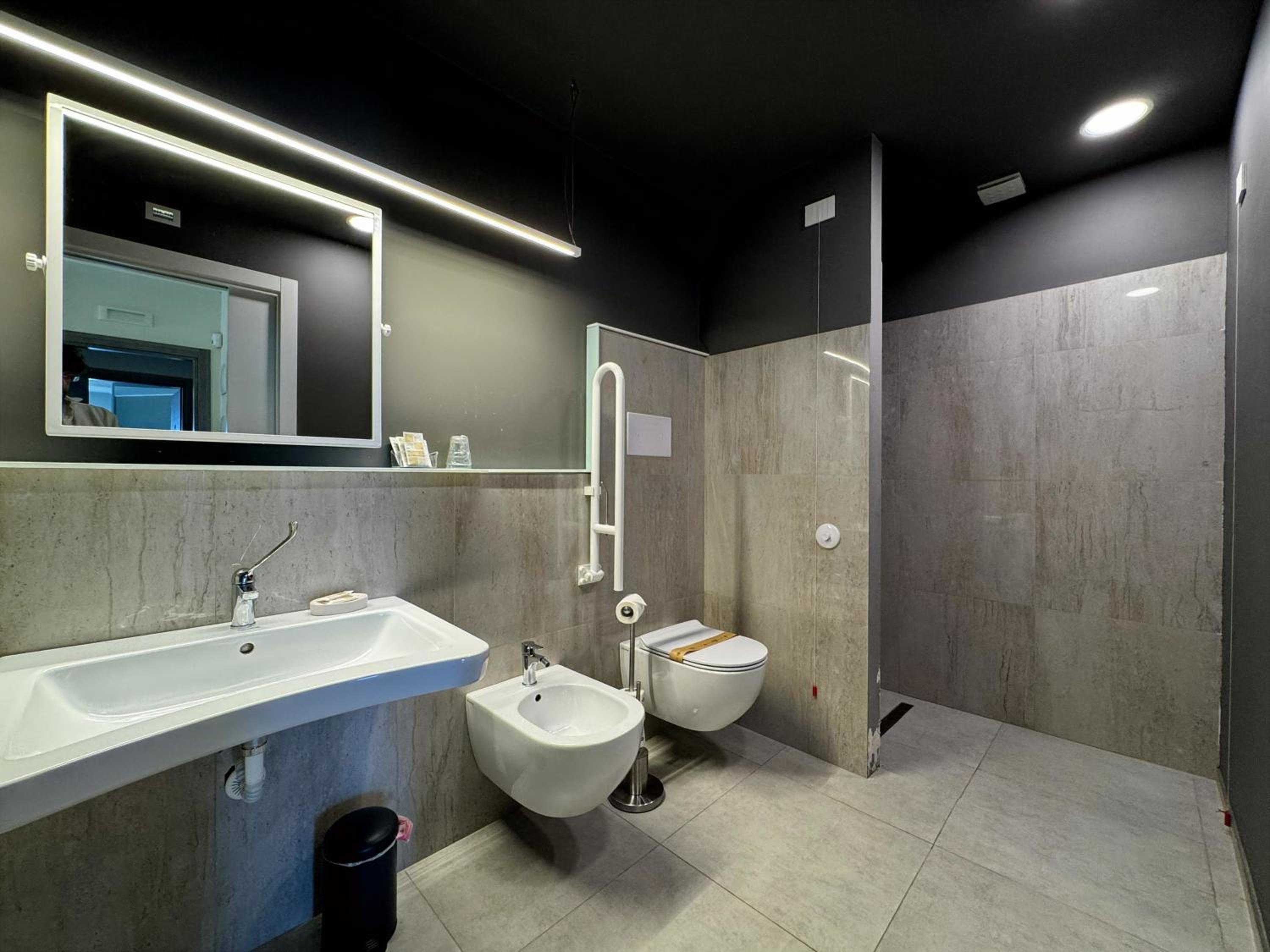 Double Room - Disability Access - Photo 3
