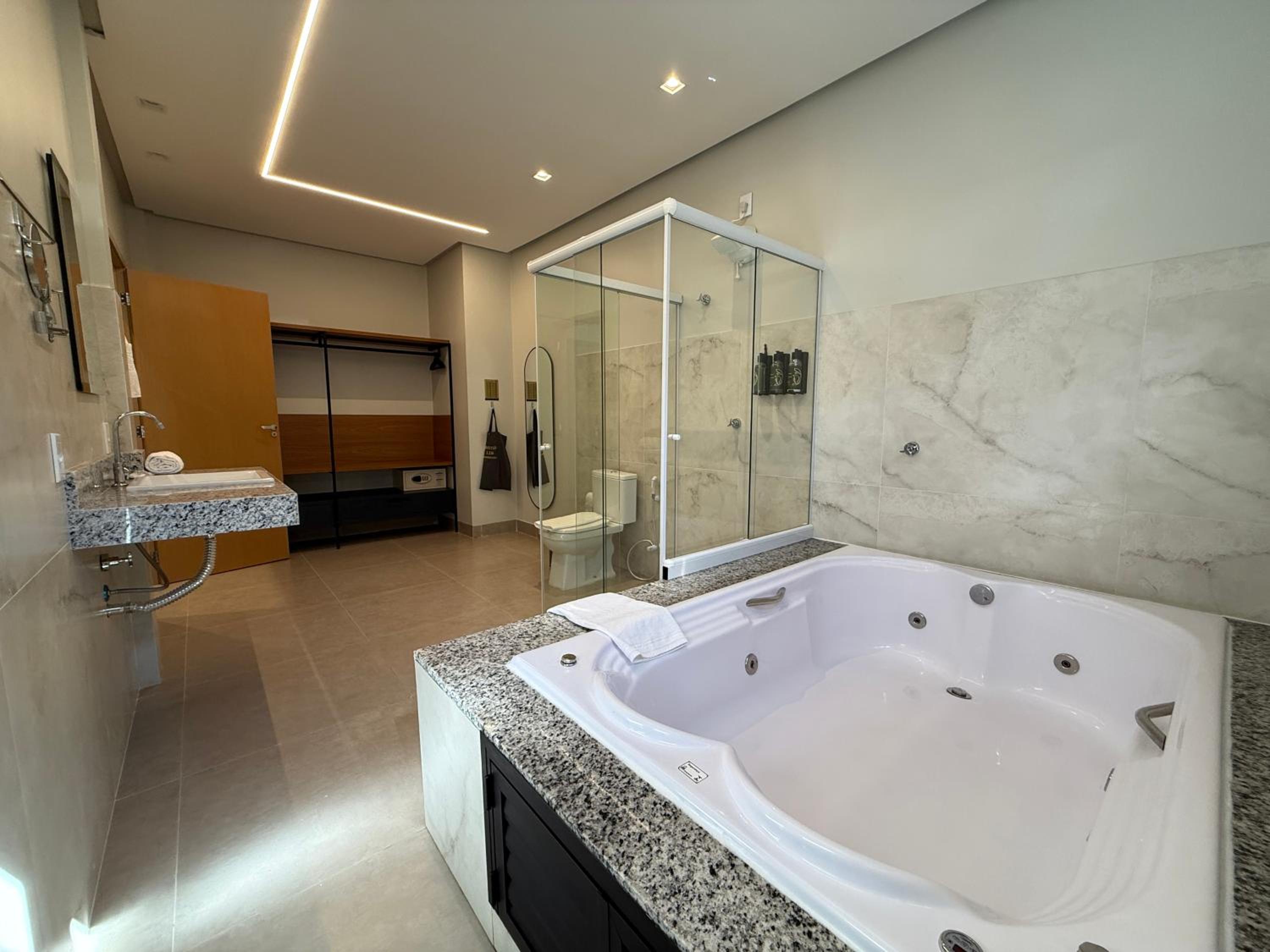 Suite - Photo 8
