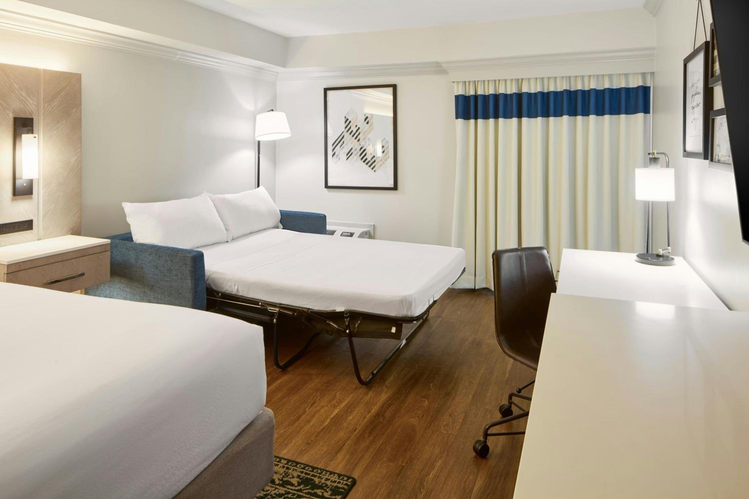 Junior Suite, 1 King, Alternate bed: sofa bed, Atrium view - Photo 3