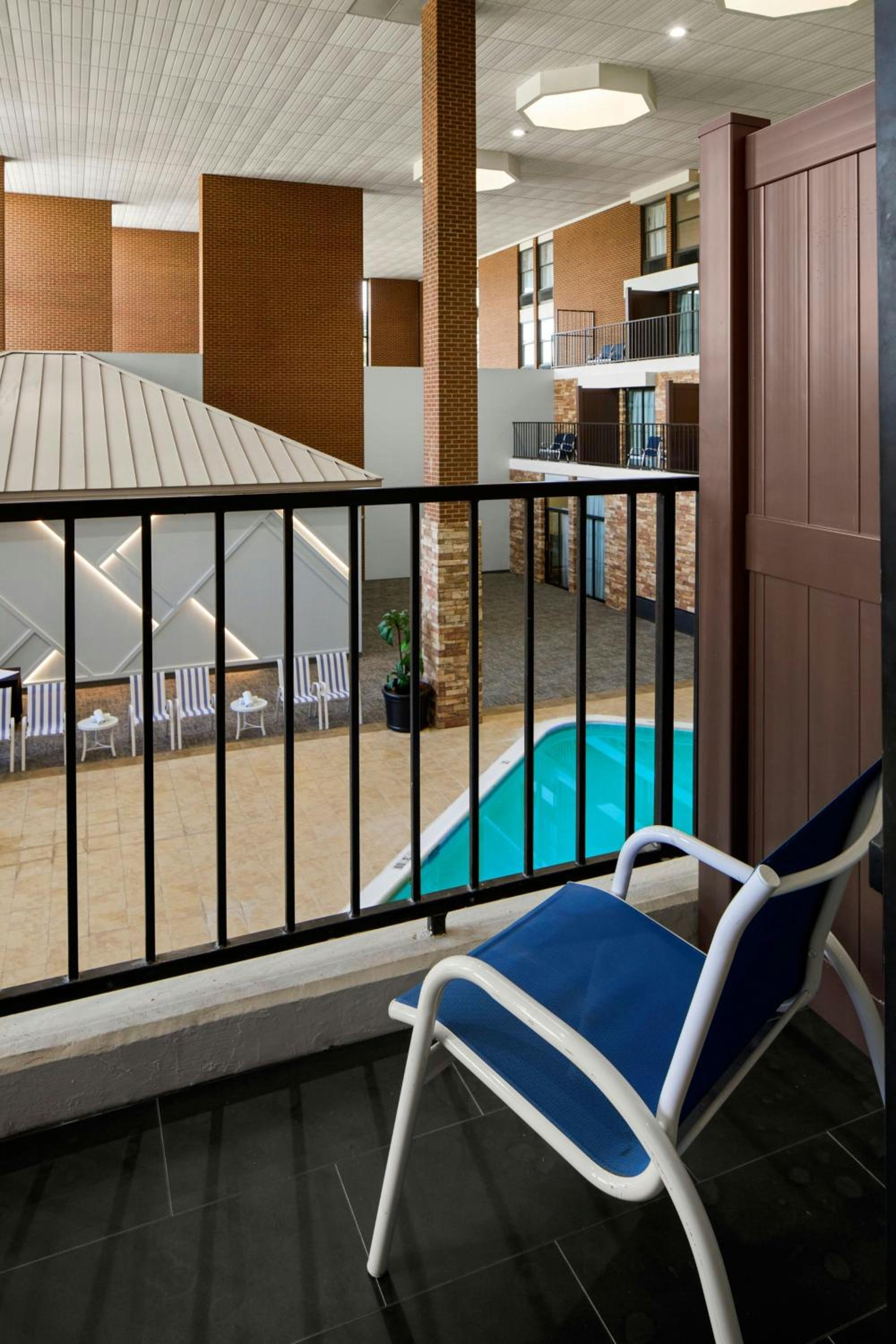 Junior Suite, 1 King, Alternate bed: sofa bed, Atrium view - Photo 4