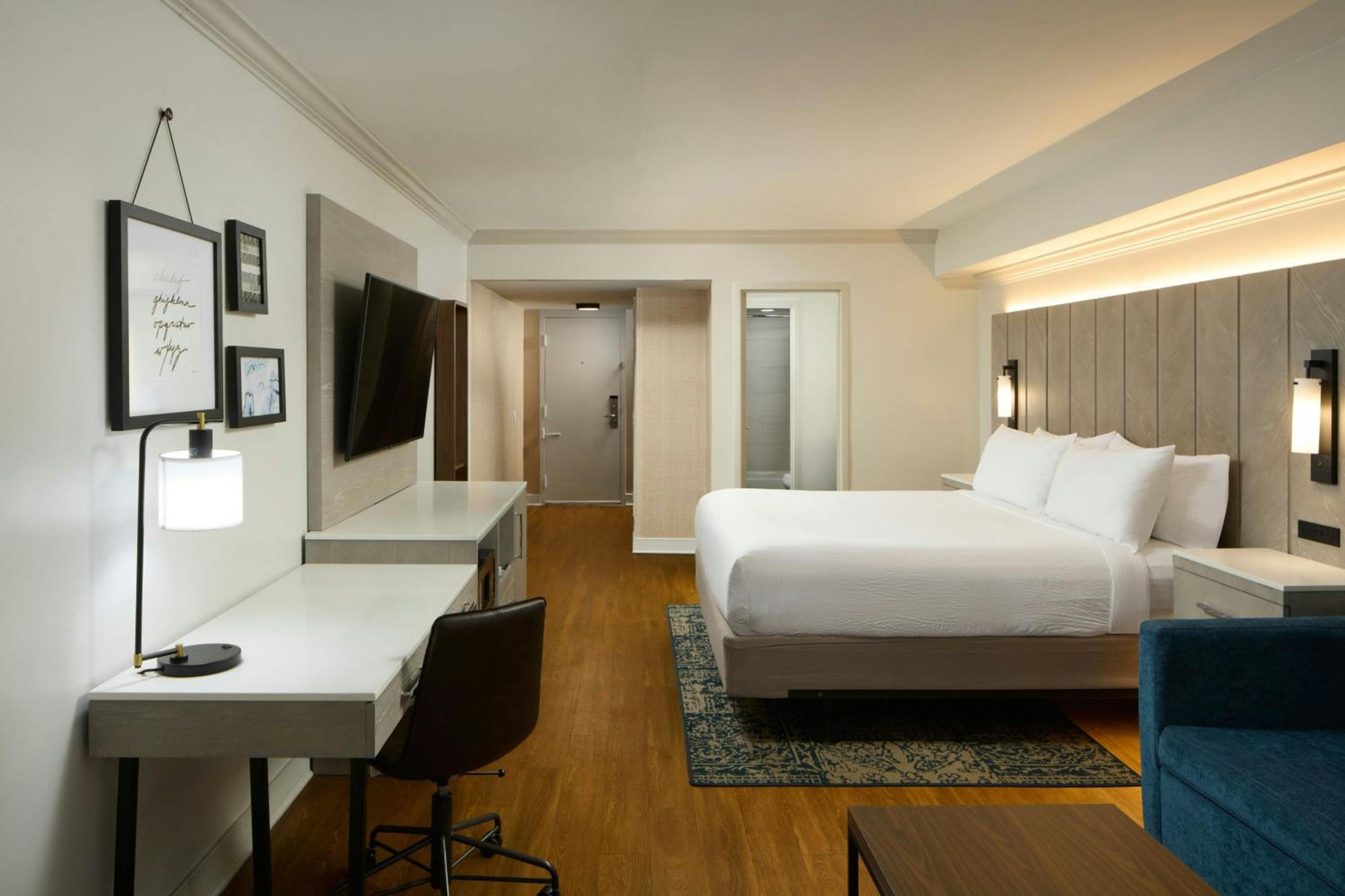 Junior Suite, 1 King, Alternate bed: sofa bed, Atrium view - Photo 2