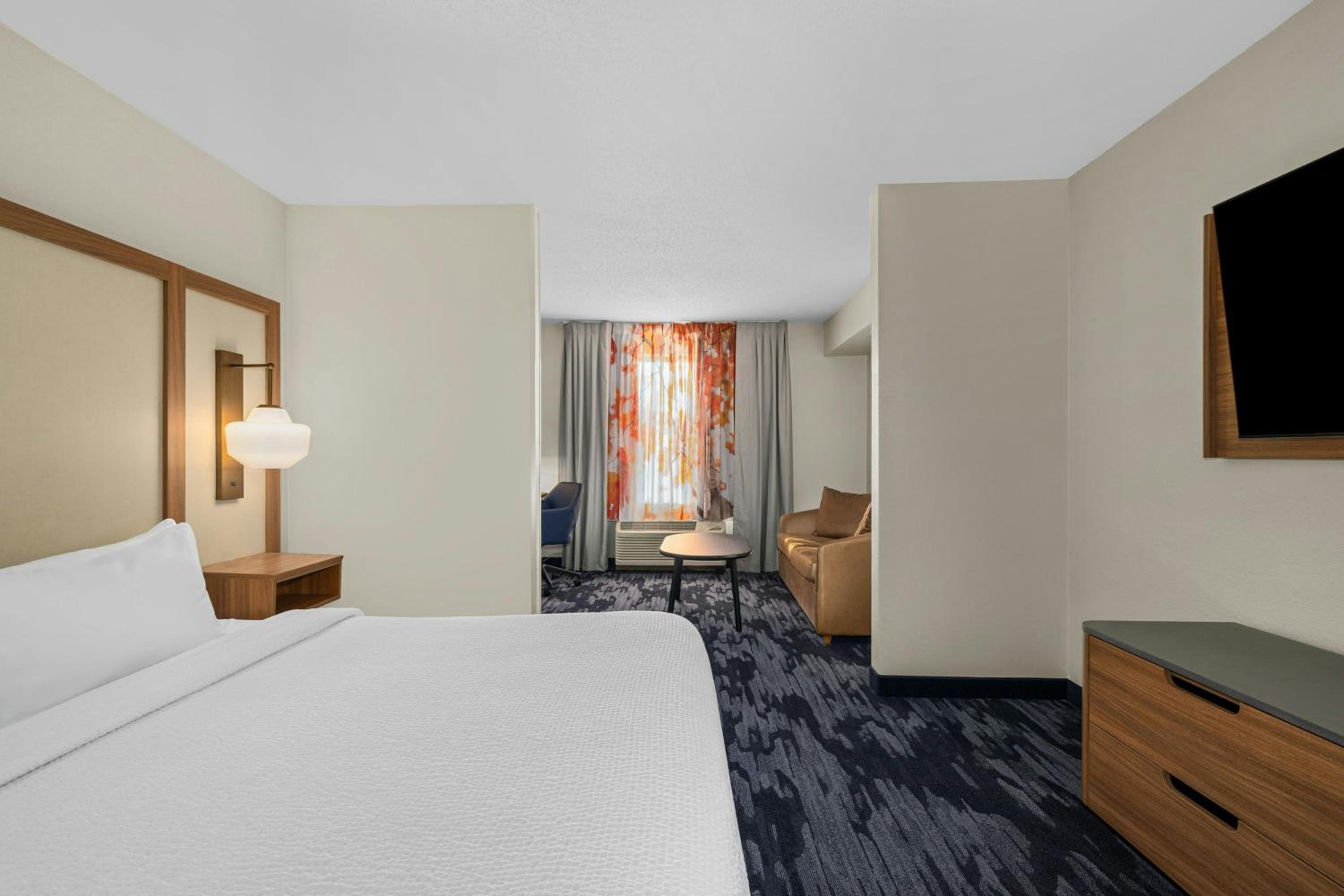 King Suite with Bathtub and Sofa Bed - Mobility Access