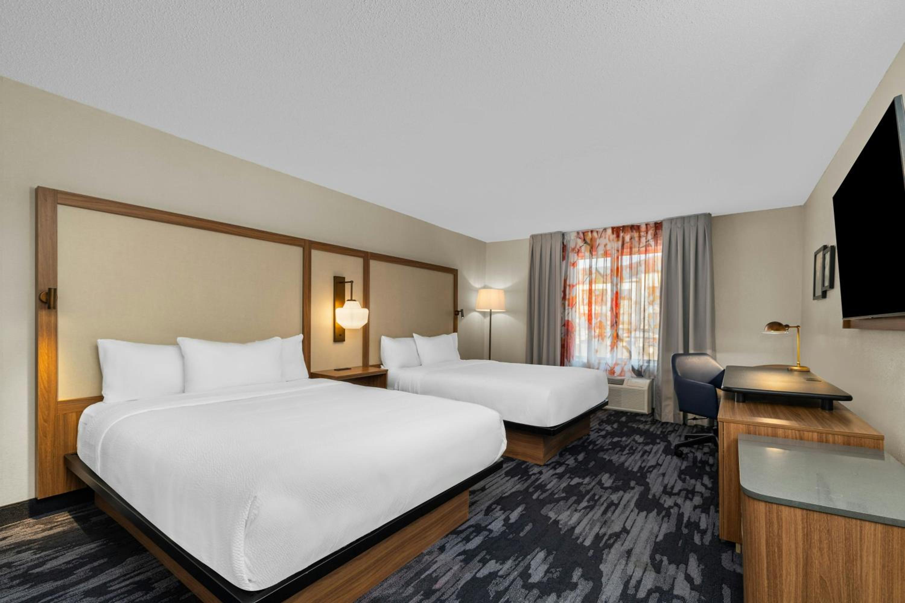 Queen Room with Two Queen Beds and Bathtub - Mobility Access