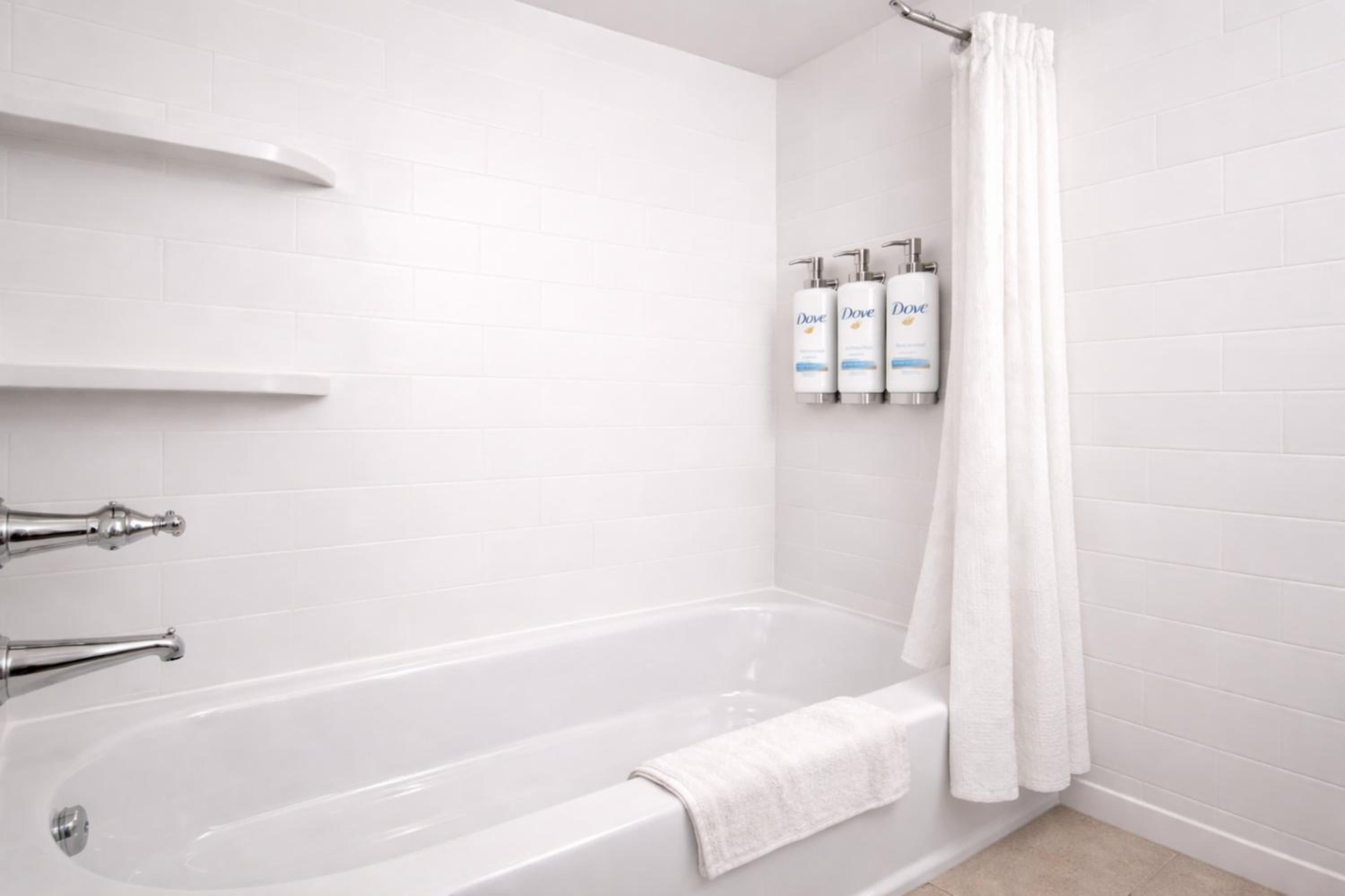 Standard Queen Room with Two Queen Beds and Tub - Mobility/Communications Accessible - Photo 2