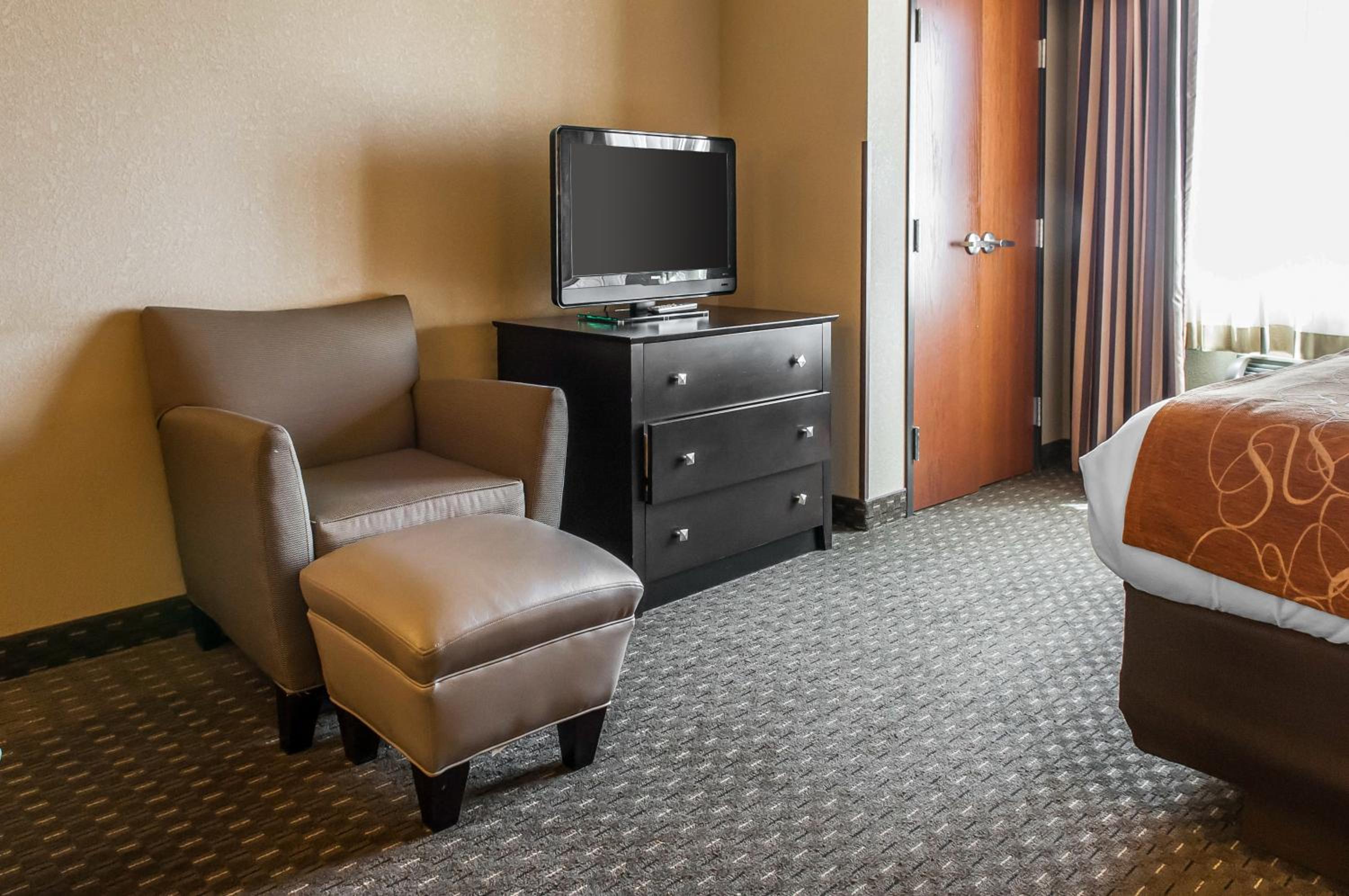 Queen Suite - Non-Smoking - Photo 1
