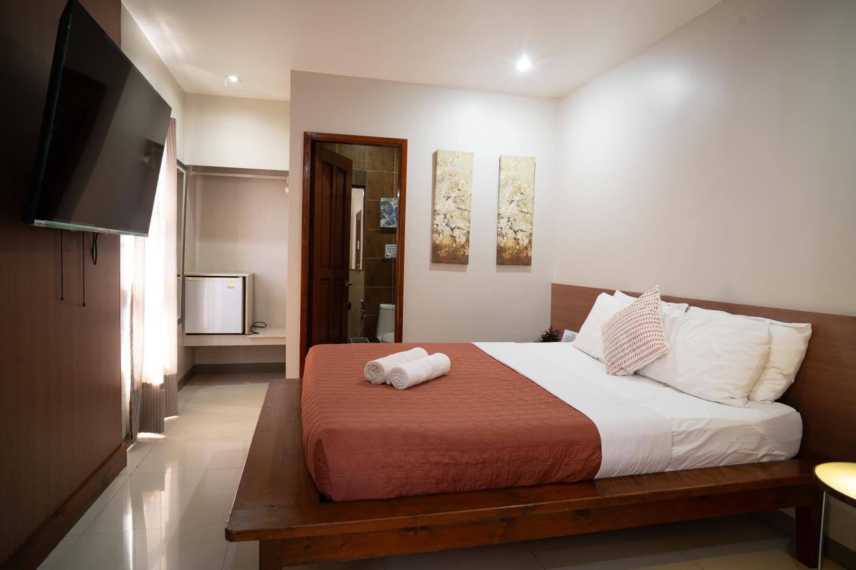 Queen Suite - Photo 6