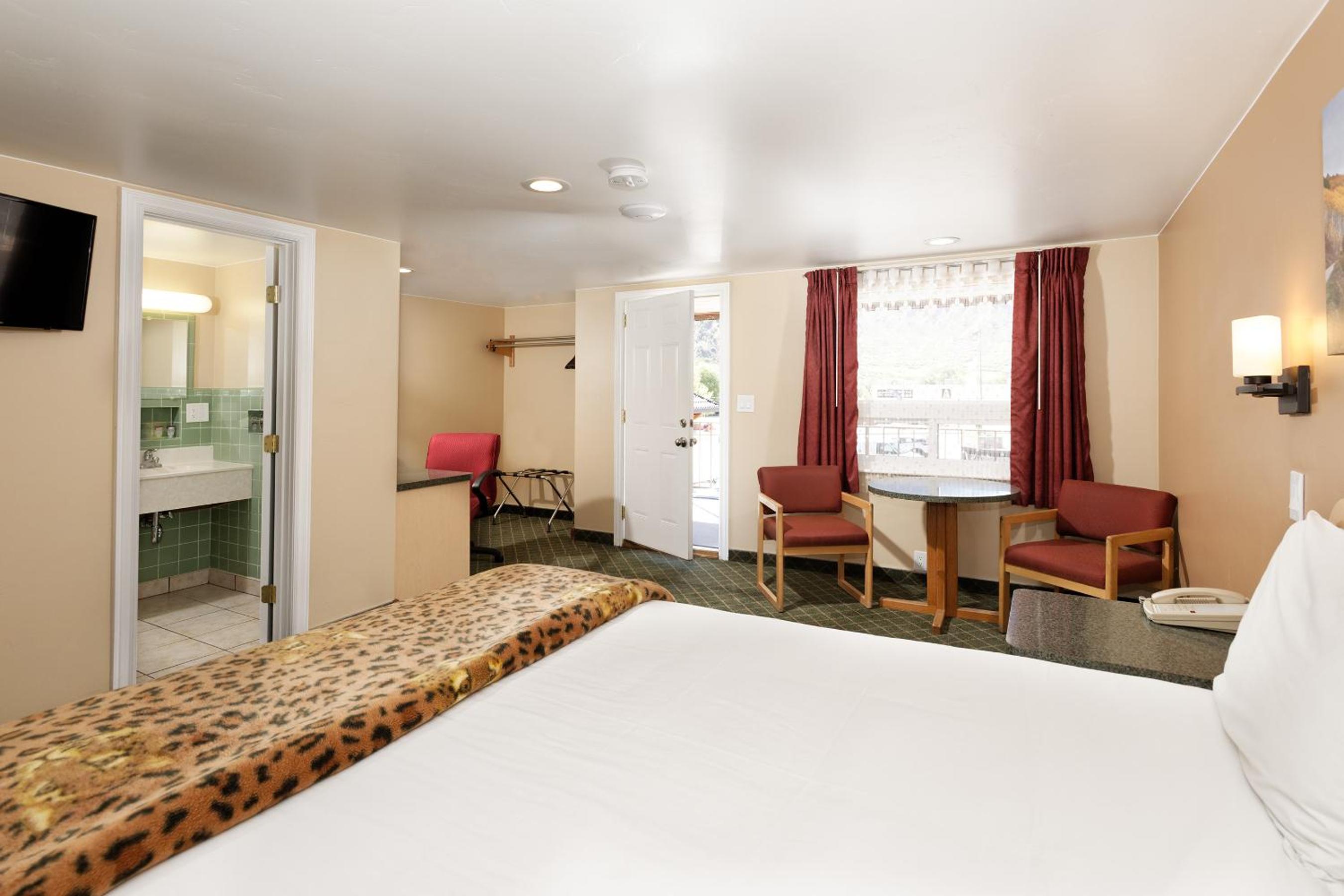 Queen Room - Photo 13