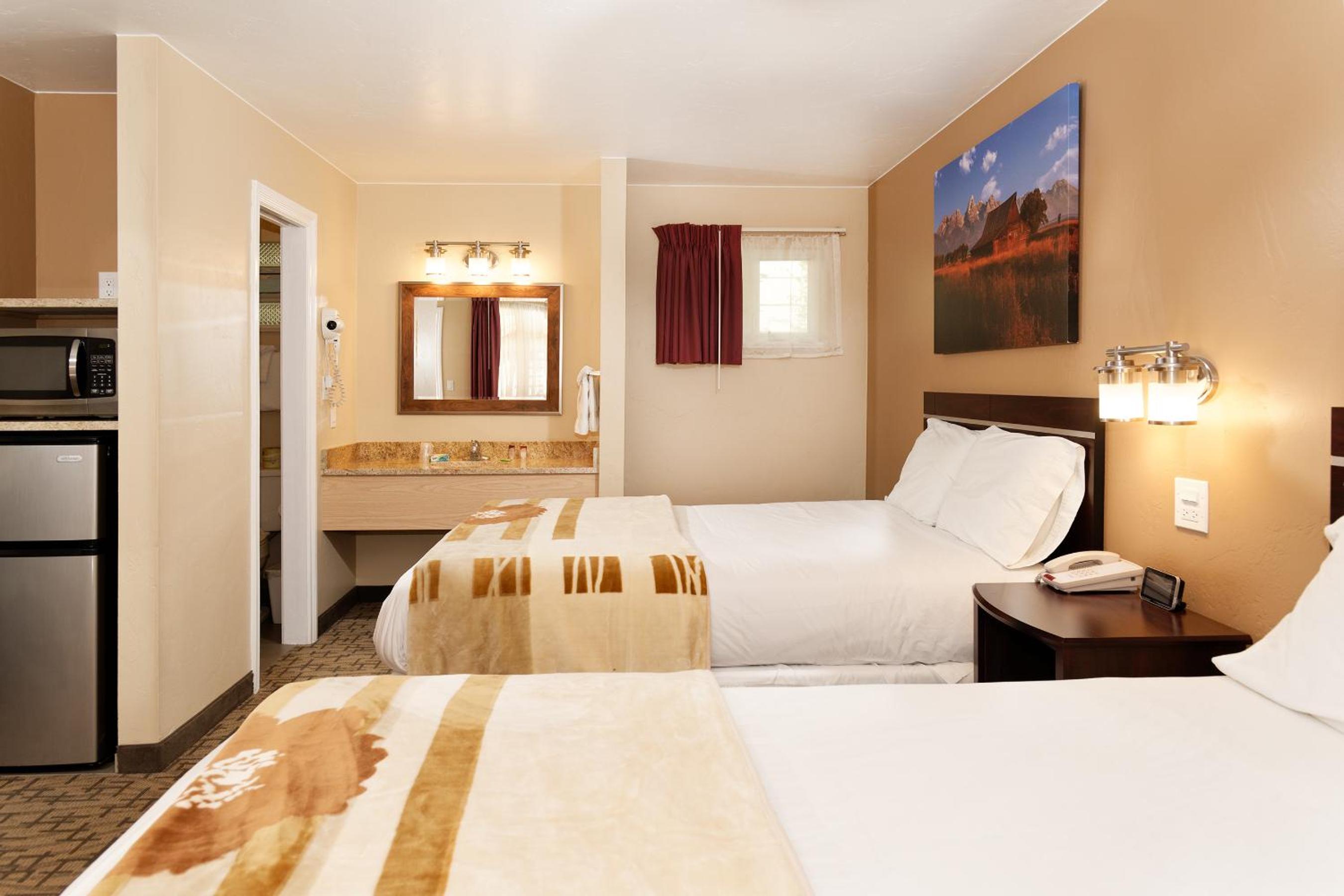 Queen Room with Two Queen Beds - Photo 12