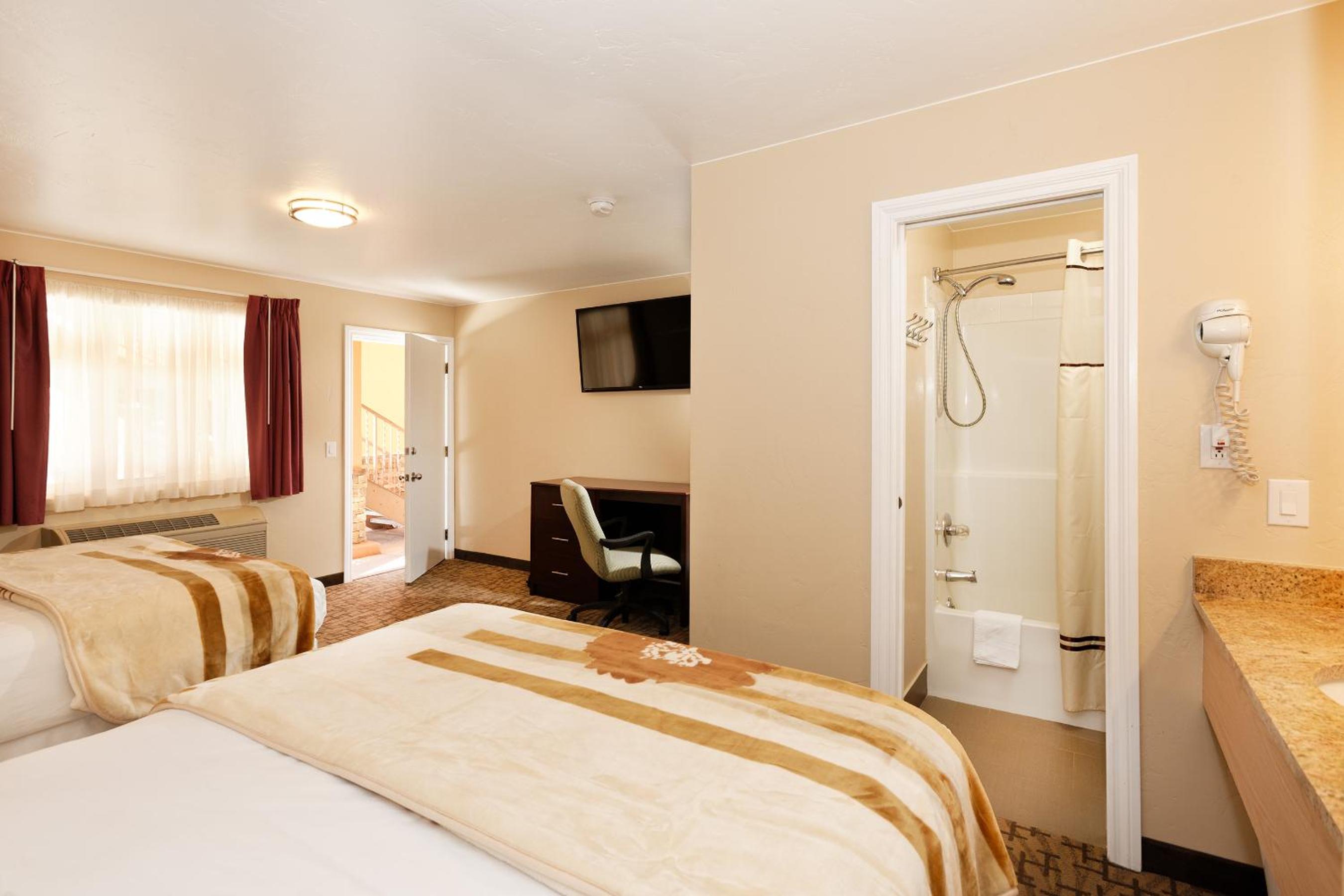 Queen Room with Two Queen Beds - Photo 17