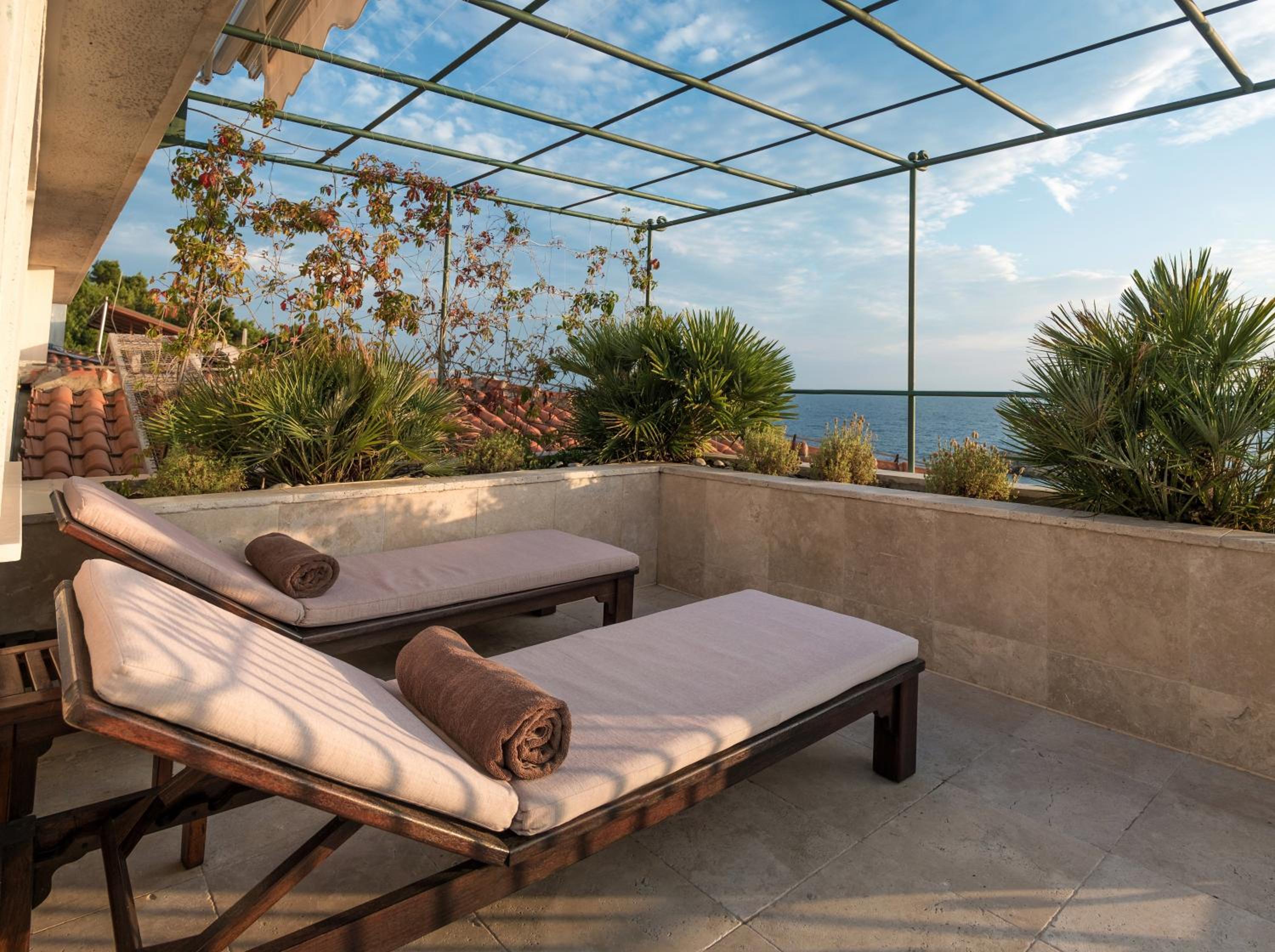 Deluxe Suite with Sea View (2 -3 Adults) - Photo 6