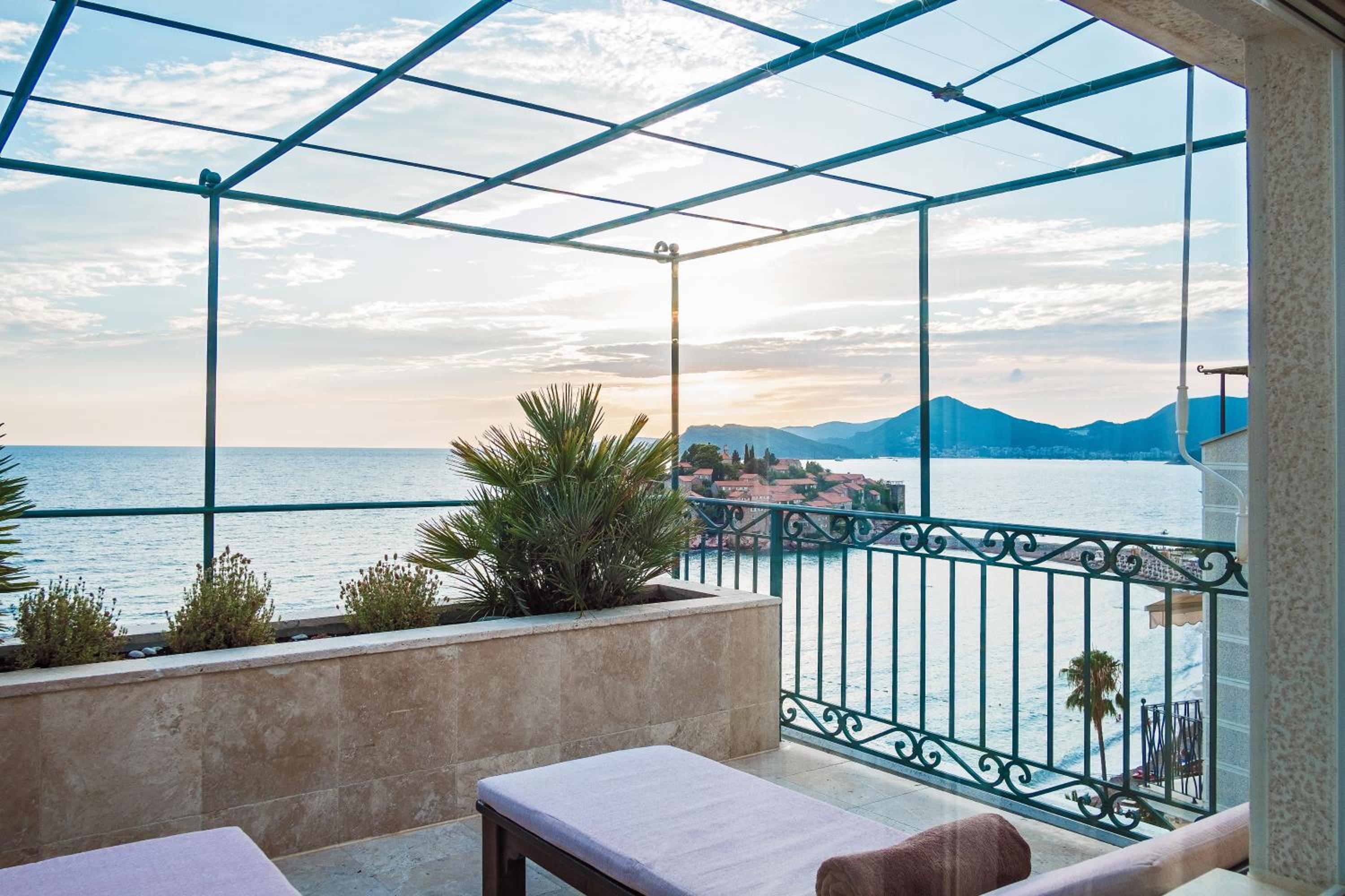 Deluxe Suite with Sea View (2 -3 Adults) - Photo 4