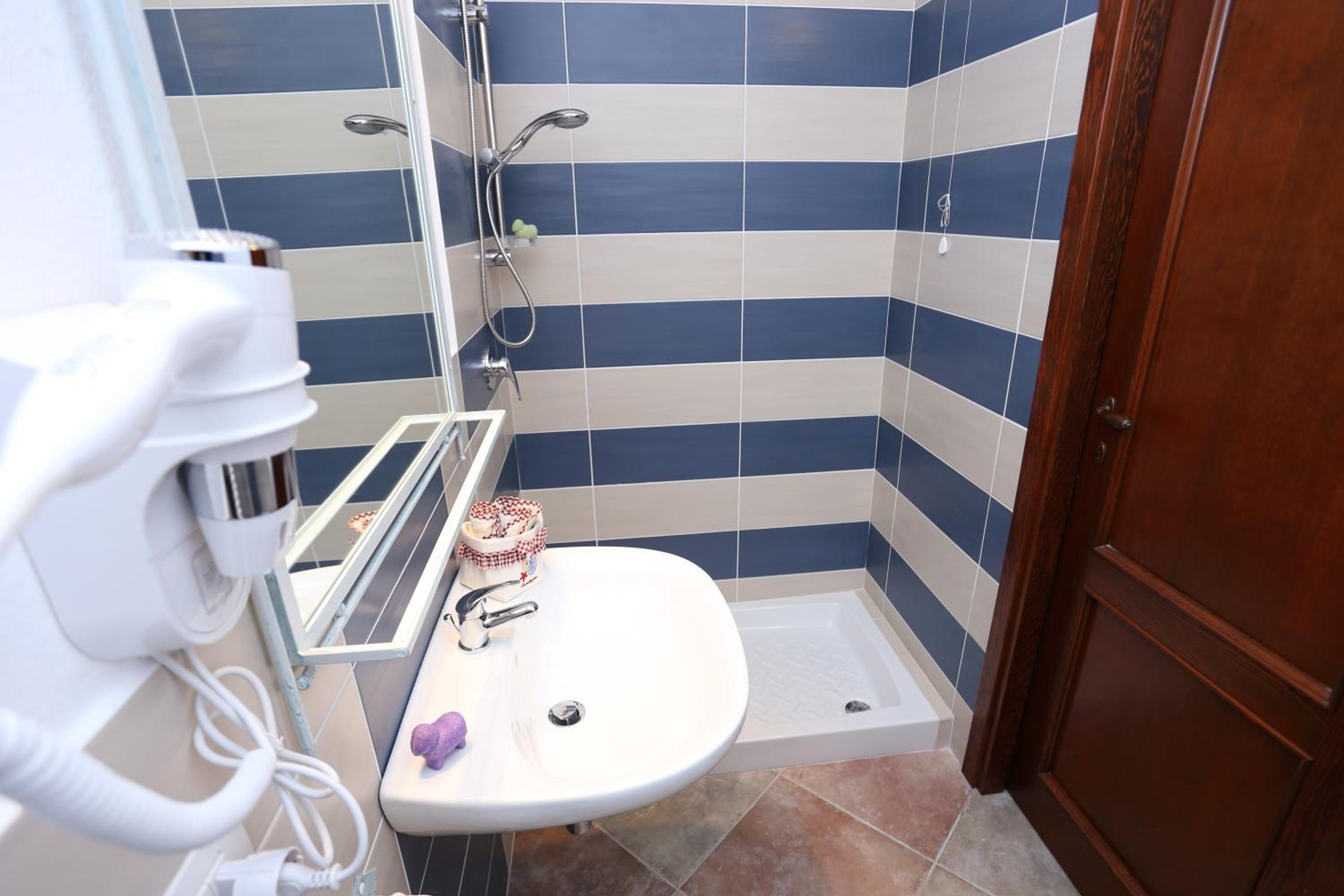 Double or Twin Room with Private Bathroom photo 2