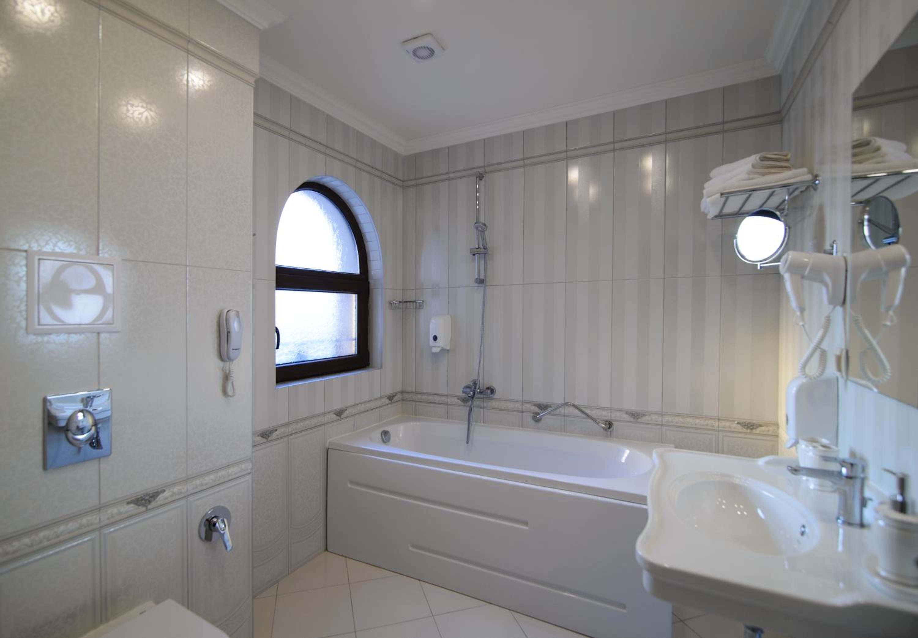 Studio with Sofa Bed and a Partial Sea View (2 Adults + 2 Children) photo 2